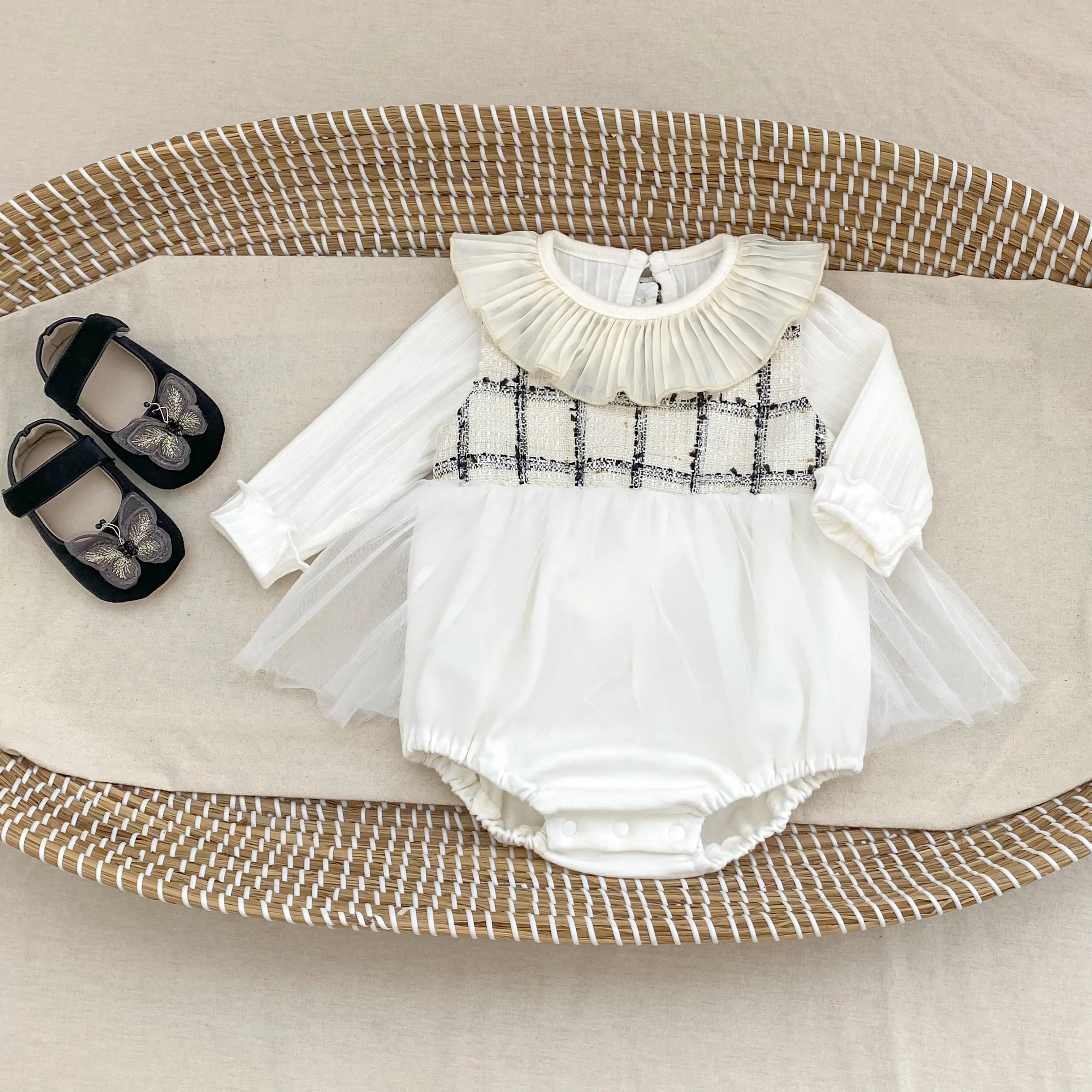 Autumn new 0-3 year old baby clothing, cute baby girl delicate princess style round neck sleeveless jumpsuit