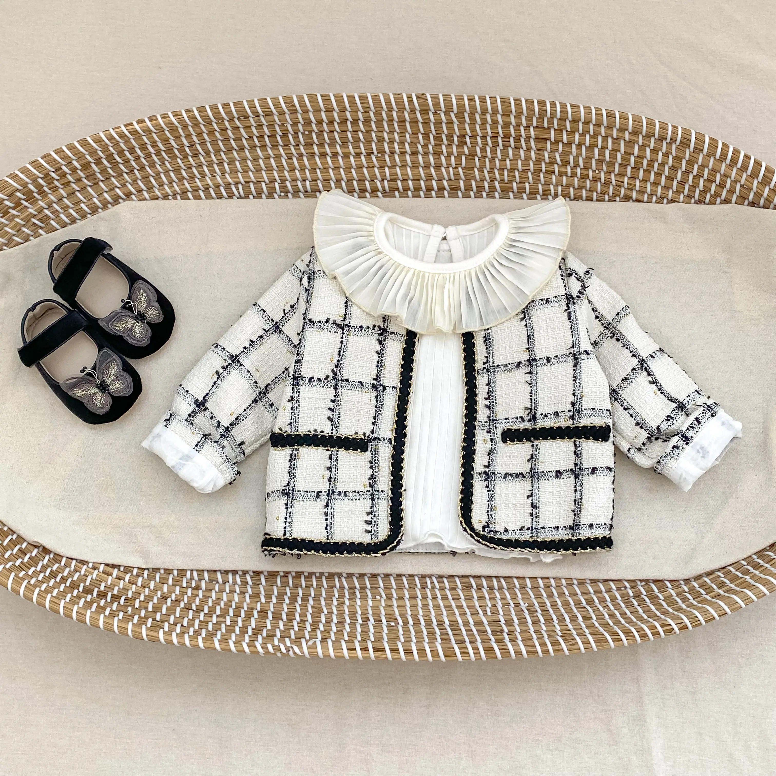 New autumn baby clothing for 0-3 years old, cute and delicate princess style round neck long sleeved cardigan for cute baby girl