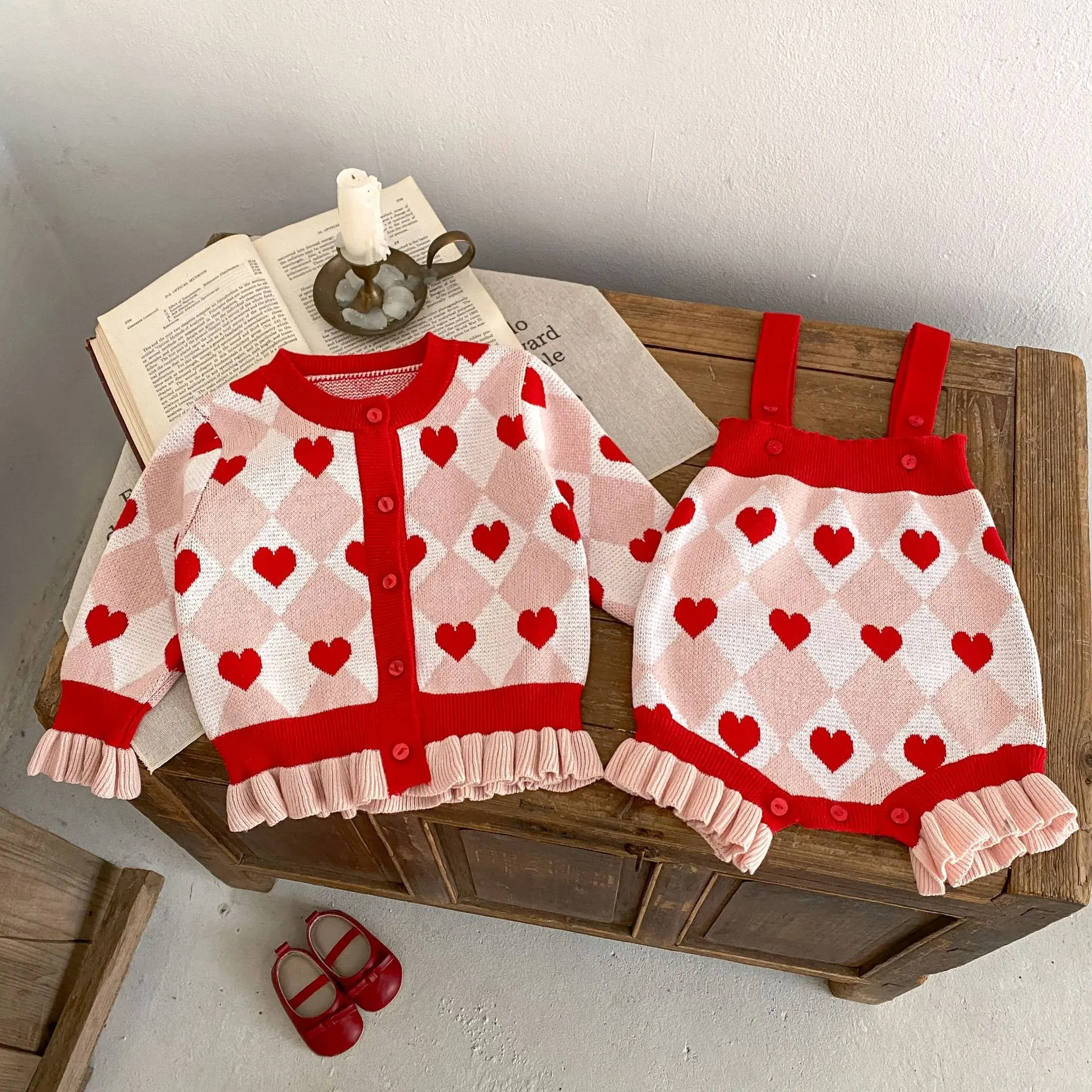 Autumn new 0-3 year old baby clothing, exquisite and cute heart-shaped ear fungus edge knitted jumpsuit for baby girls