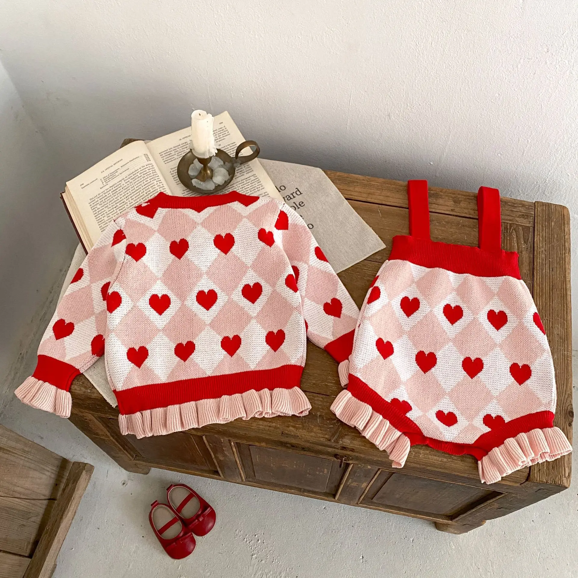 Autumn new 0-3 year old baby clothing, exquisite and cute heart-shaped ear fungus edge knitted jumpsuit for baby girls