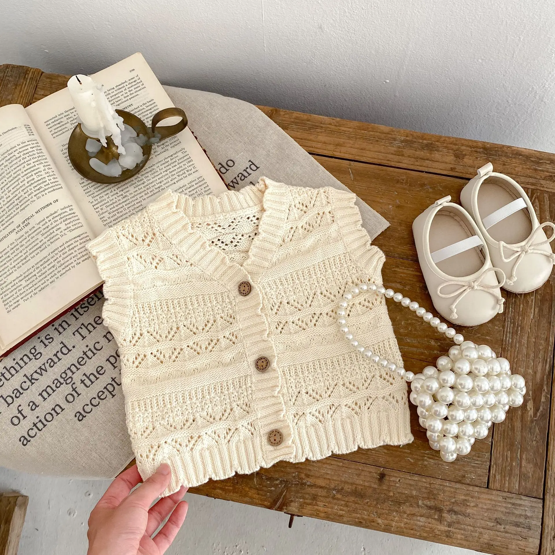 Autumn new 0-3 year old baby clothing, exquisite baby girl hook flower V-neck knitted cardigan, solid color knitted vest