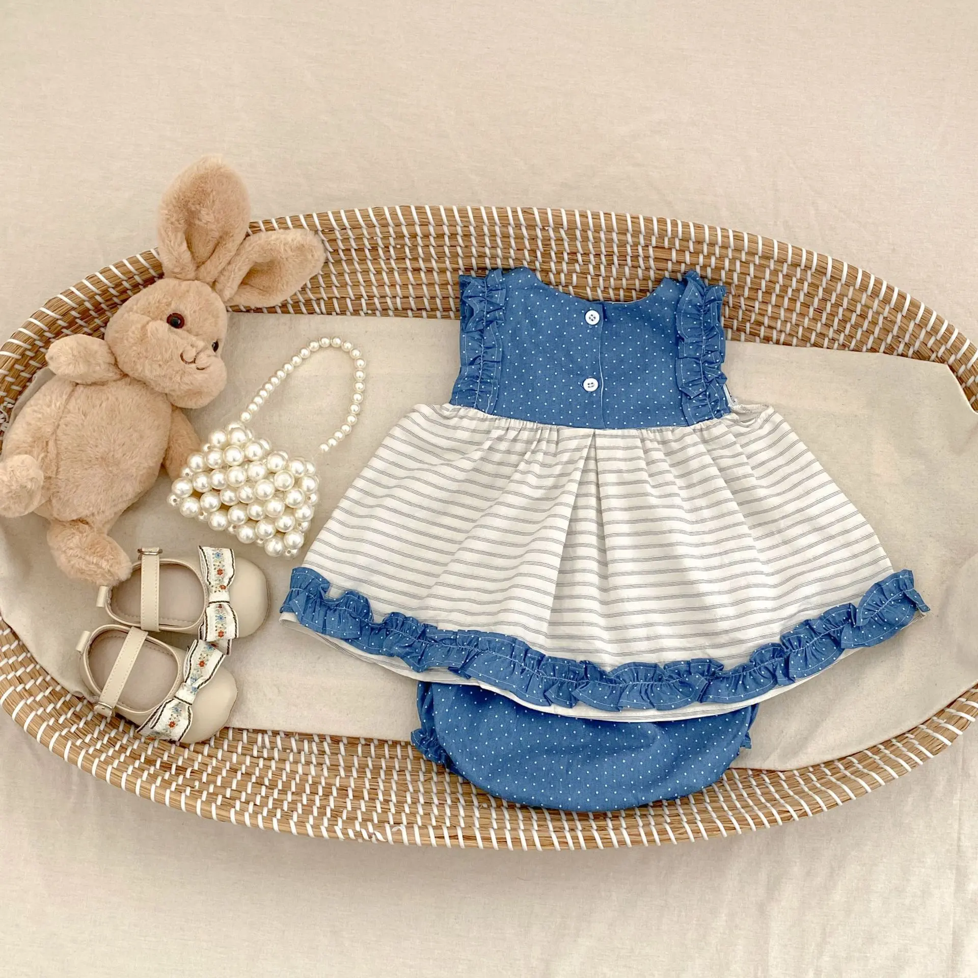 Summer new baby clothes for 0-3 years old, fashionable baby girl suit polka dot stitching top + polka dot triangular shorts
