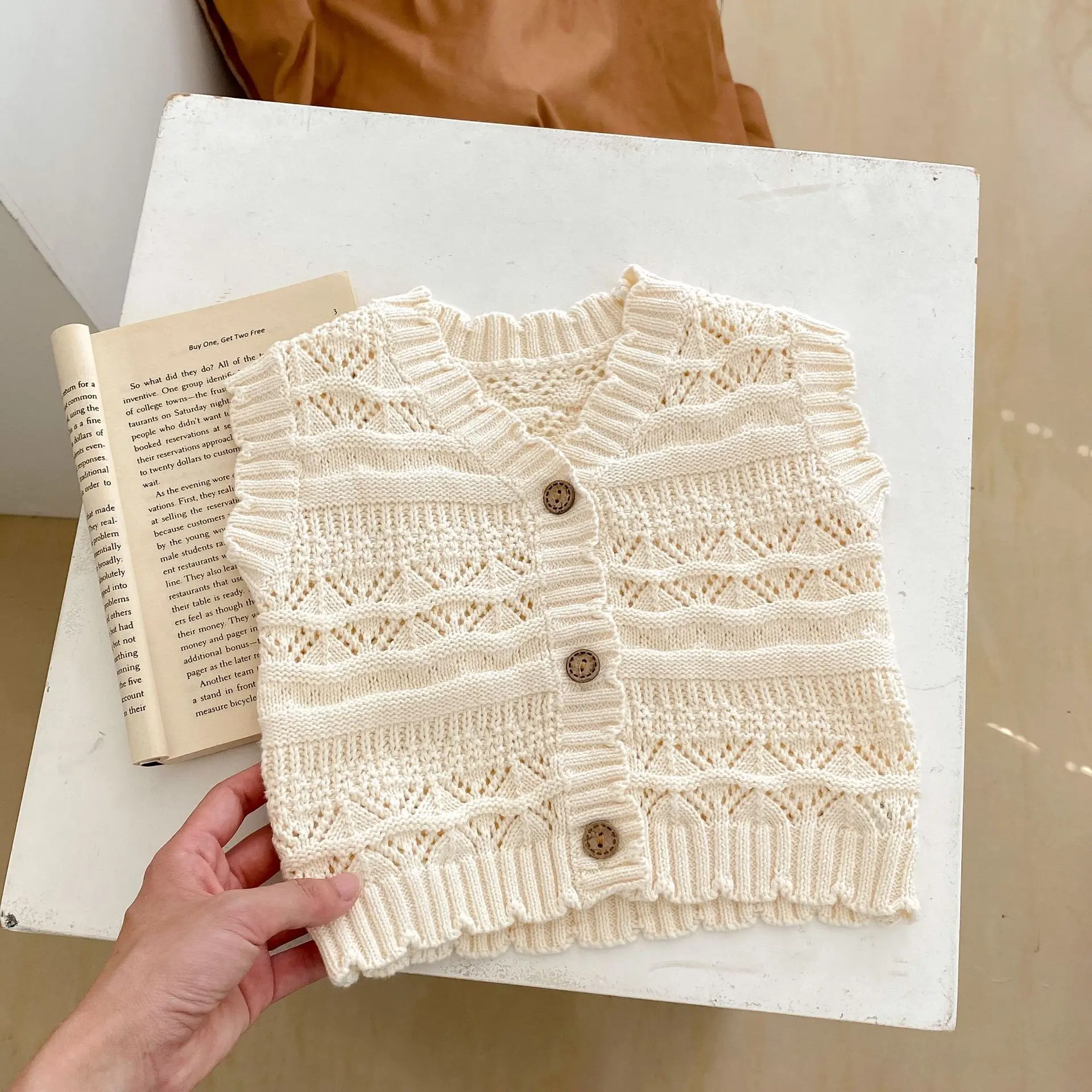 Autumn new 0-3 year old baby clothing, exquisite baby girl hook flower V-neck knitted cardigan, solid color knitted vest