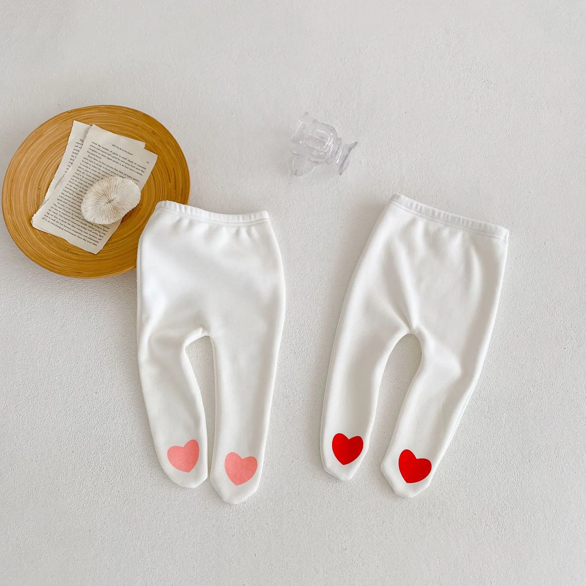 Autumn new 0-3 year old baby clothing, fashionable cute heart-shaped and plush thick pantyhose for baby girls