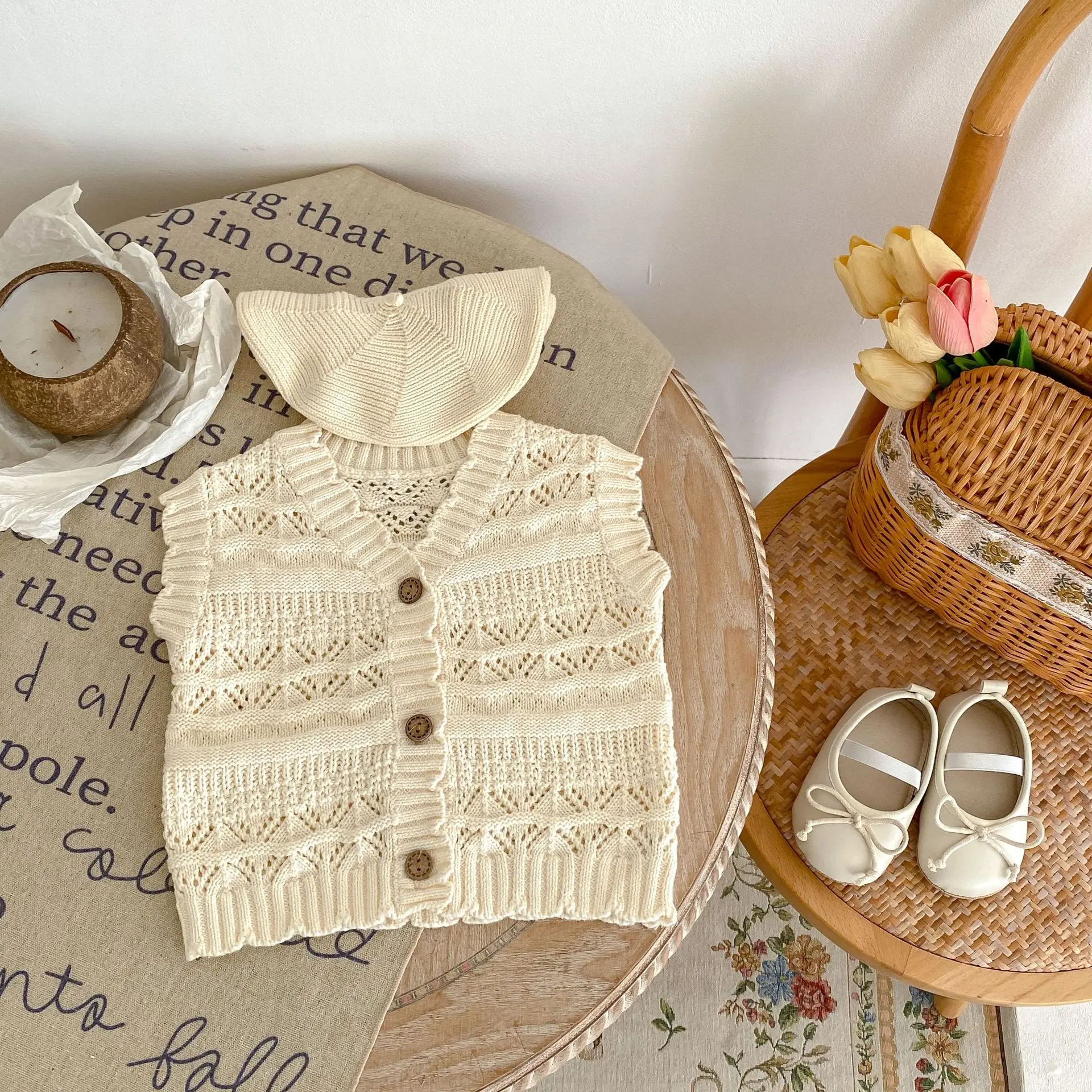 Autumn new 0-3 year old baby clothing, exquisite baby girl hook flower V-neck knitted cardigan, solid color knitted vest