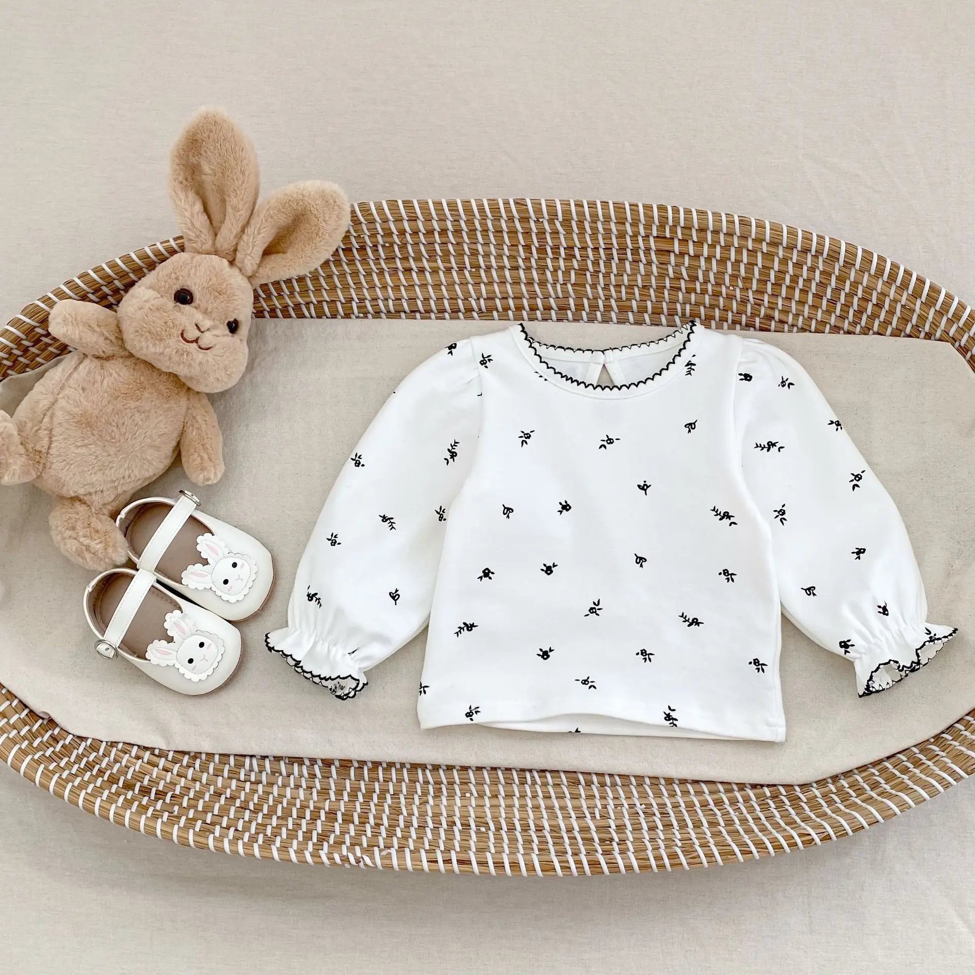 New autumn baby clothing for 0-3 years old, comfortable and soft long sleeved top for baby girls, available in 2 colors,