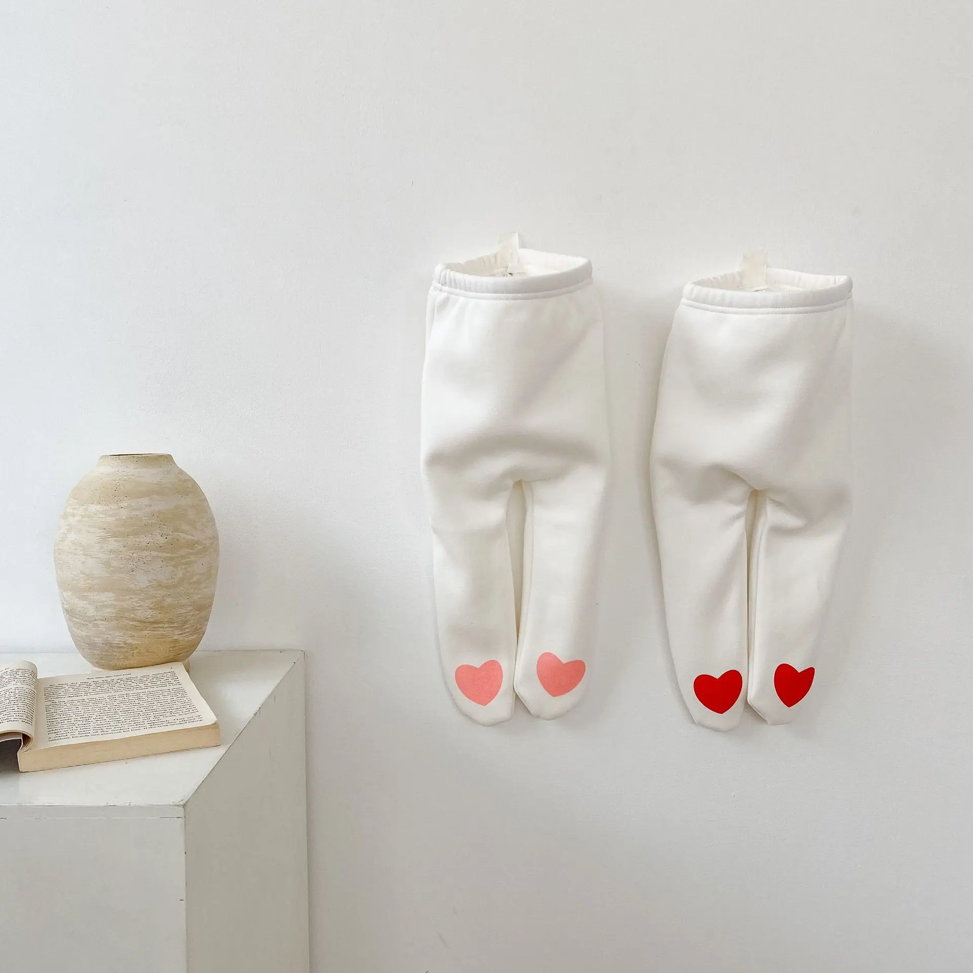 Autumn new 0-3 year old baby clothing, fashionable cute heart-shaped and plush thick pantyhose for baby girls