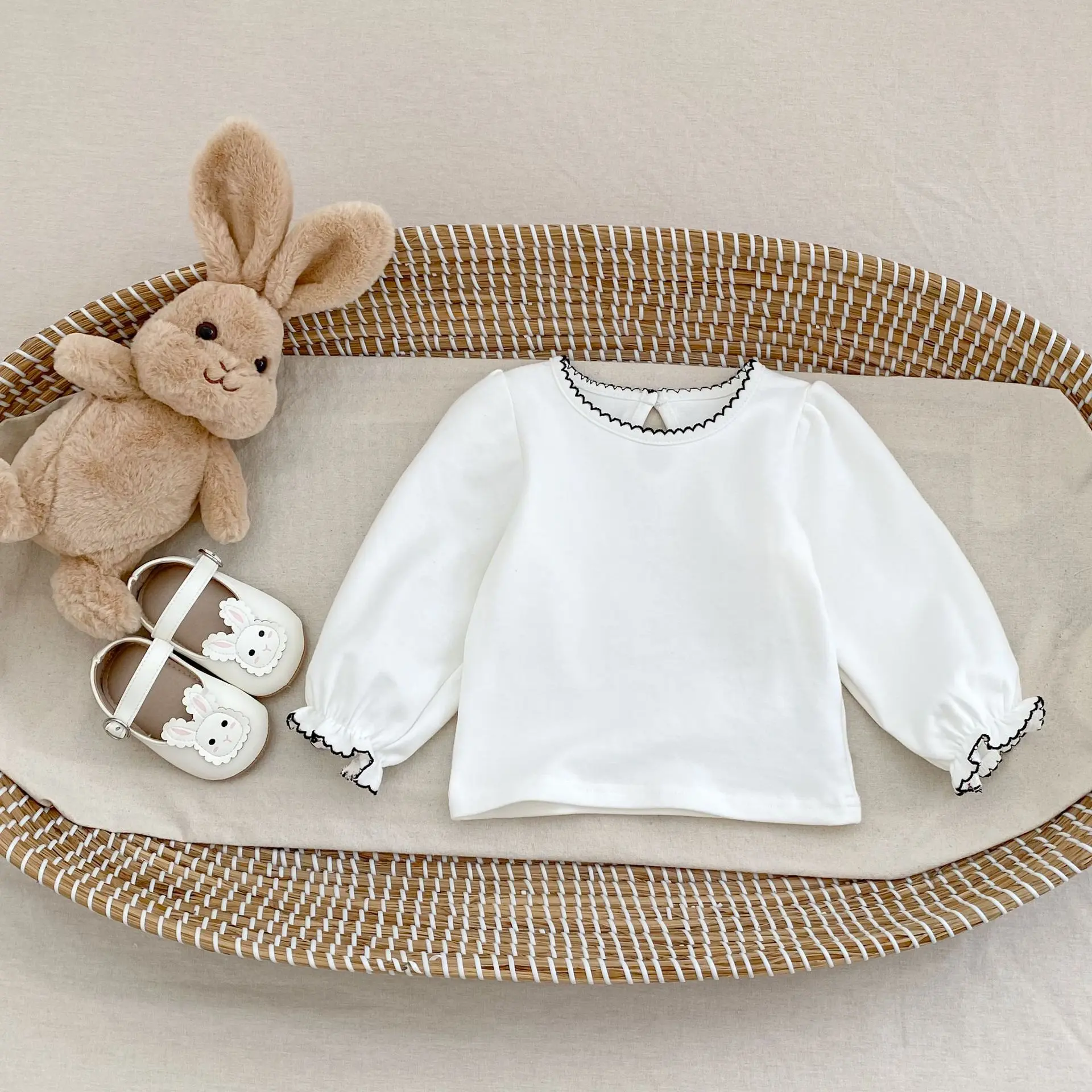 New autumn baby clothing for 0-3 years old, comfortable and soft long sleeved top for baby girls, available in 2 colors,