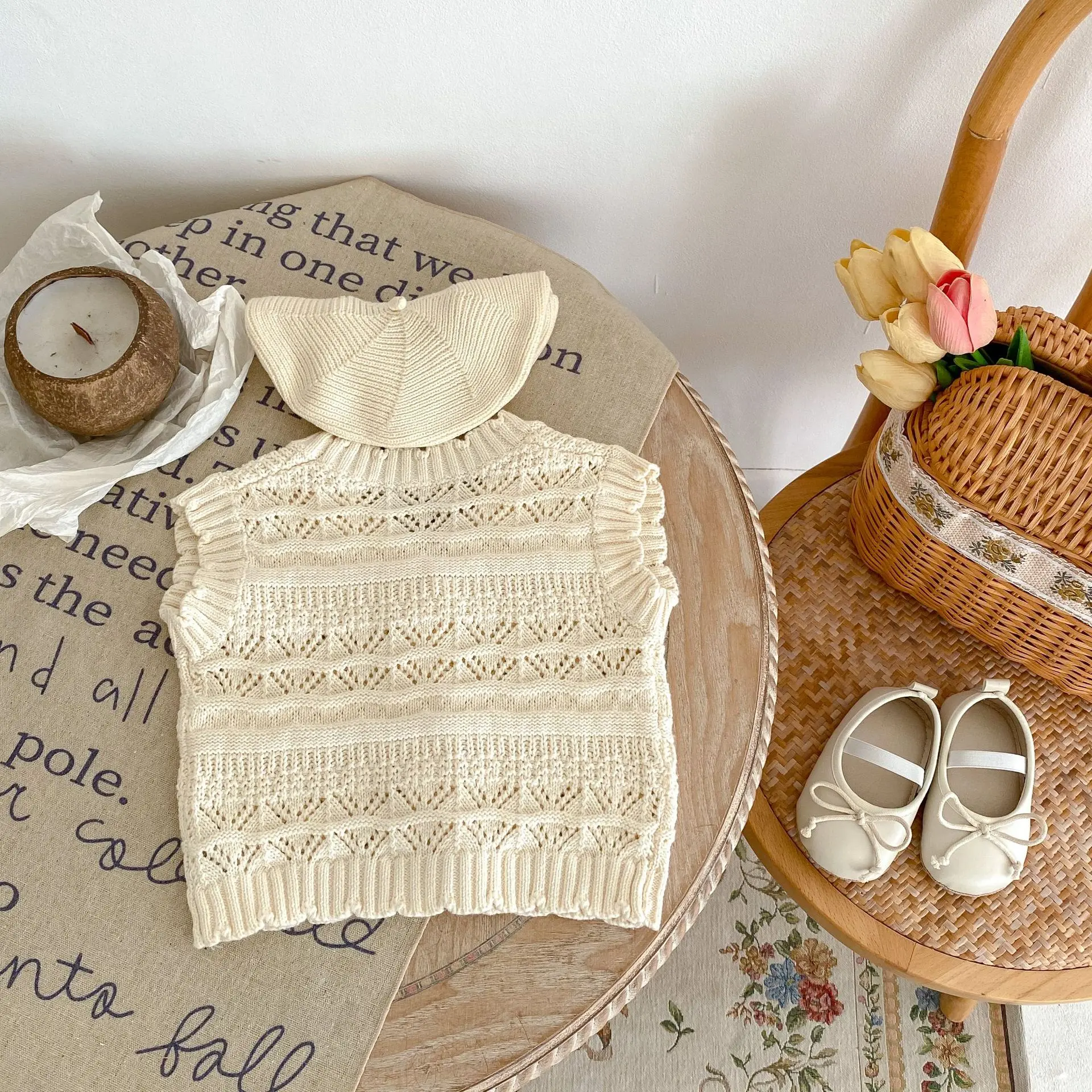 Autumn new 0-3 year old baby clothing, exquisite baby girl hook flower V-neck knitted cardigan, solid color knitted vest