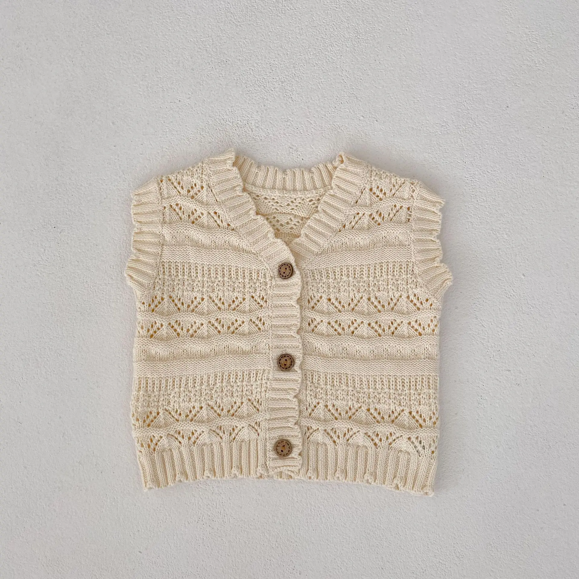 Autumn new 0-3 year old baby clothing, exquisite baby girl hook flower V-neck knitted cardigan, solid color knitted vest