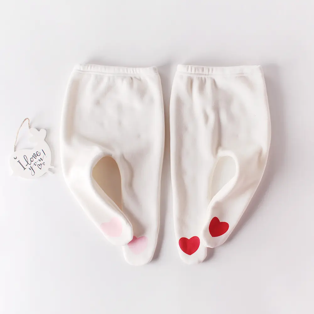New autumn clothing for infants aged 0-3, cute heart-shaped leggings for baby girls, and soft fitting pantyhose for easy wearing