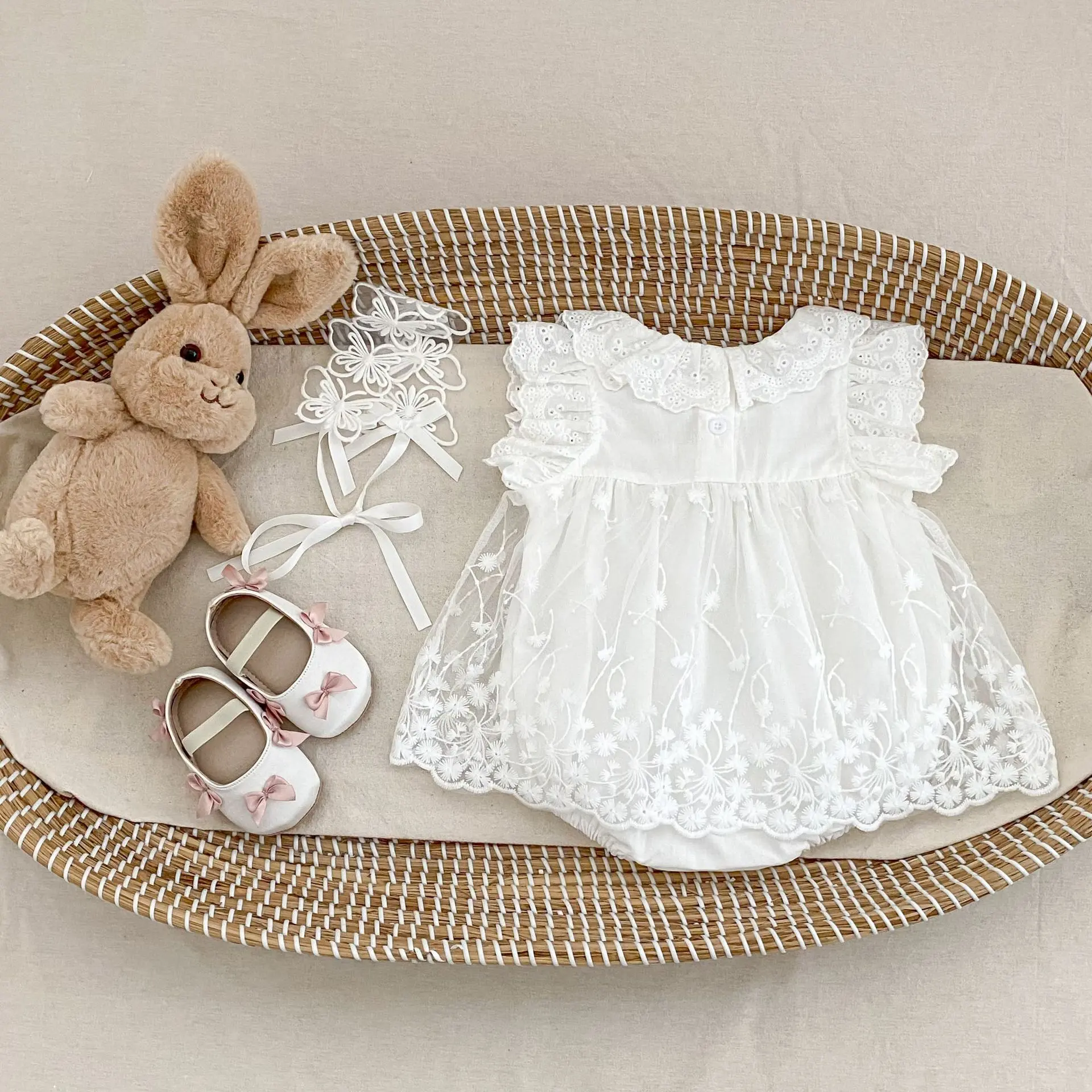 Summer new 0-3 year old baby clothing, lace and lace round neck jumpsuit, flying sleeve triangle jumpsuit