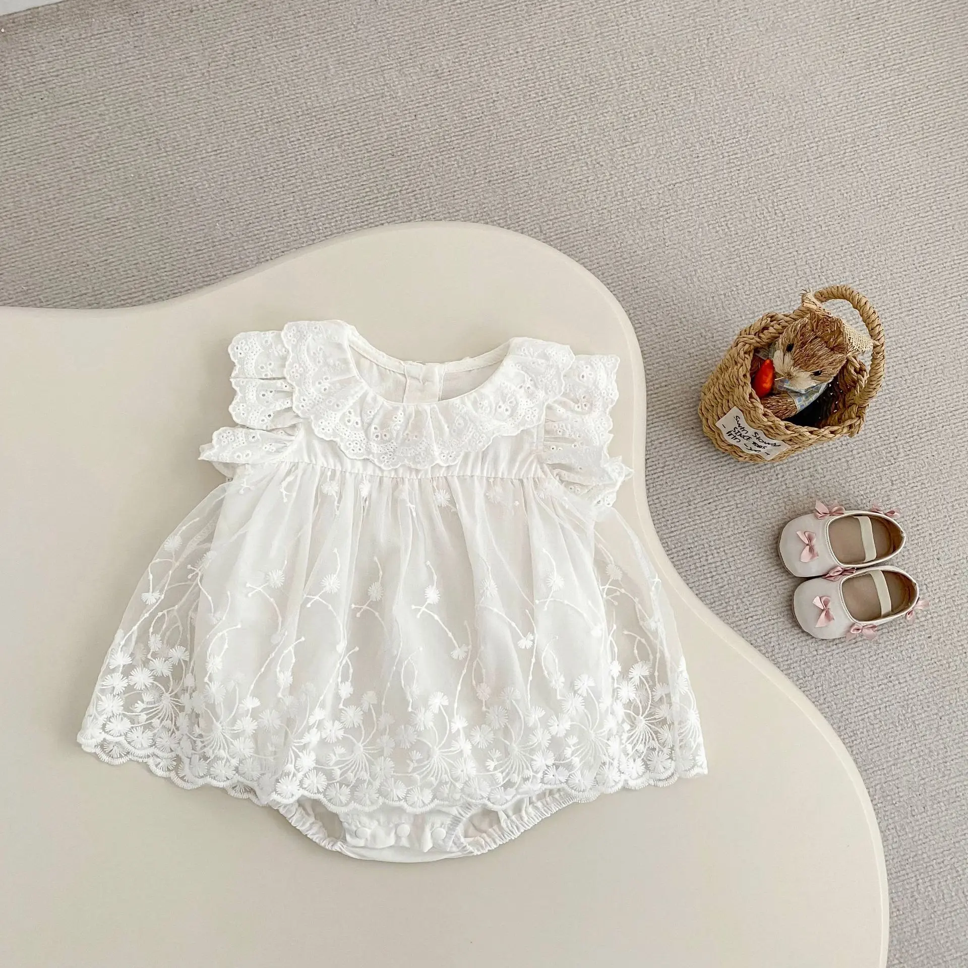 Summer new 0-3 year old baby clothing, lace and lace round neck jumpsuit, flying sleeve triangle jumpsuit