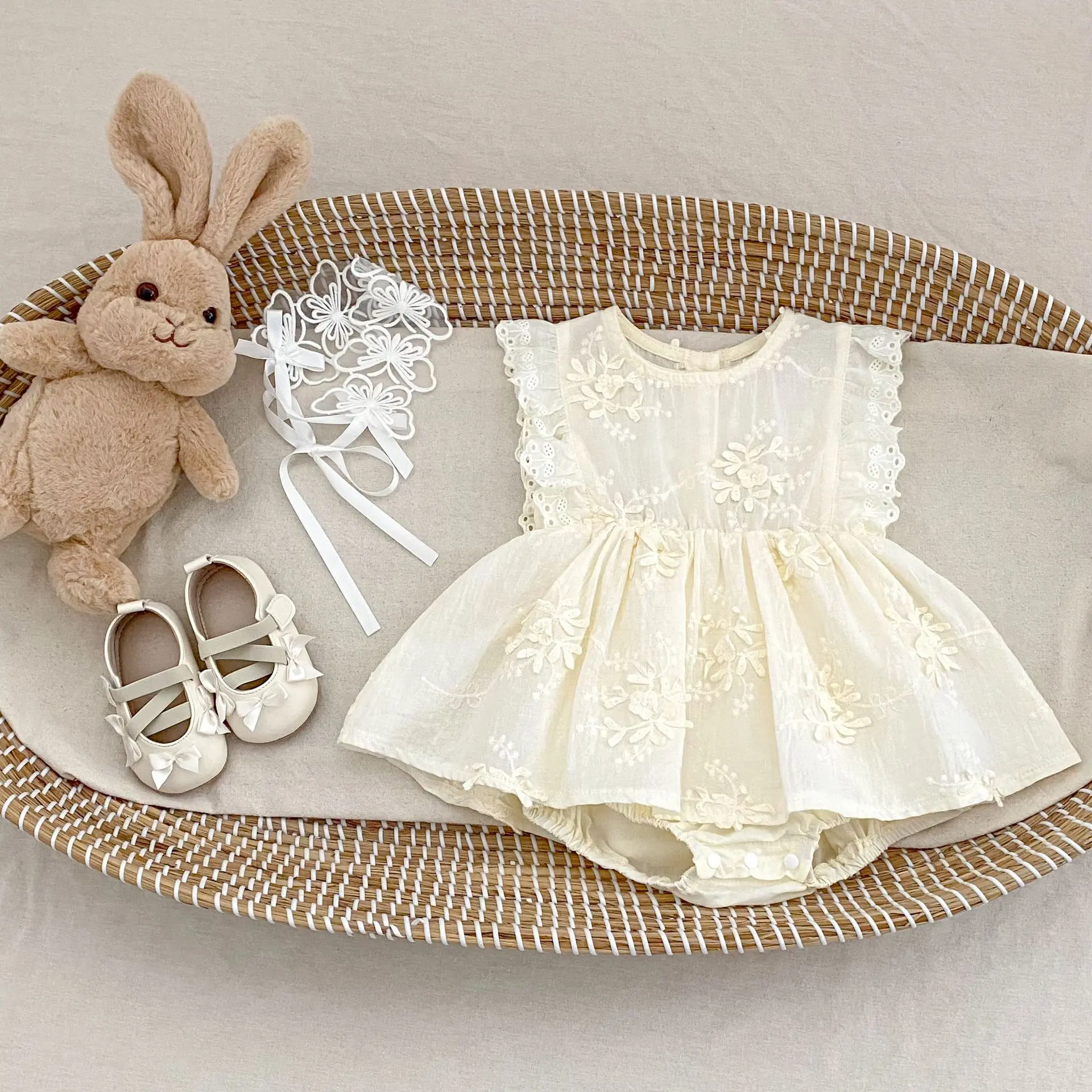 Summer new 0-3 year old baby clothing, embroidered lace flying sleeve princess skirt, cute baby girl jumpsuit