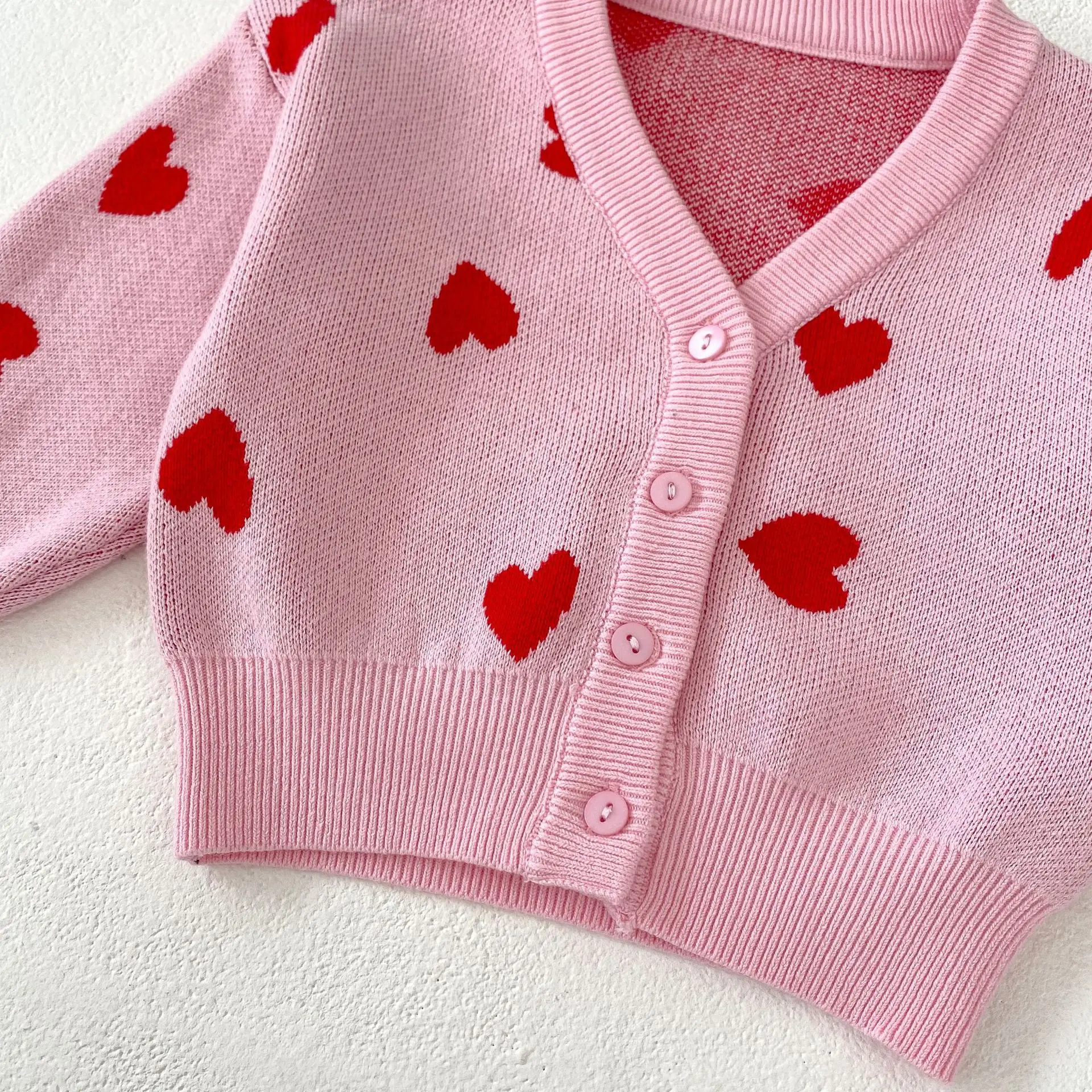 New baby clothes for spring and autumn, 0-3 years old baby girl, pink heart-shaped big V-neck knitted jacket
