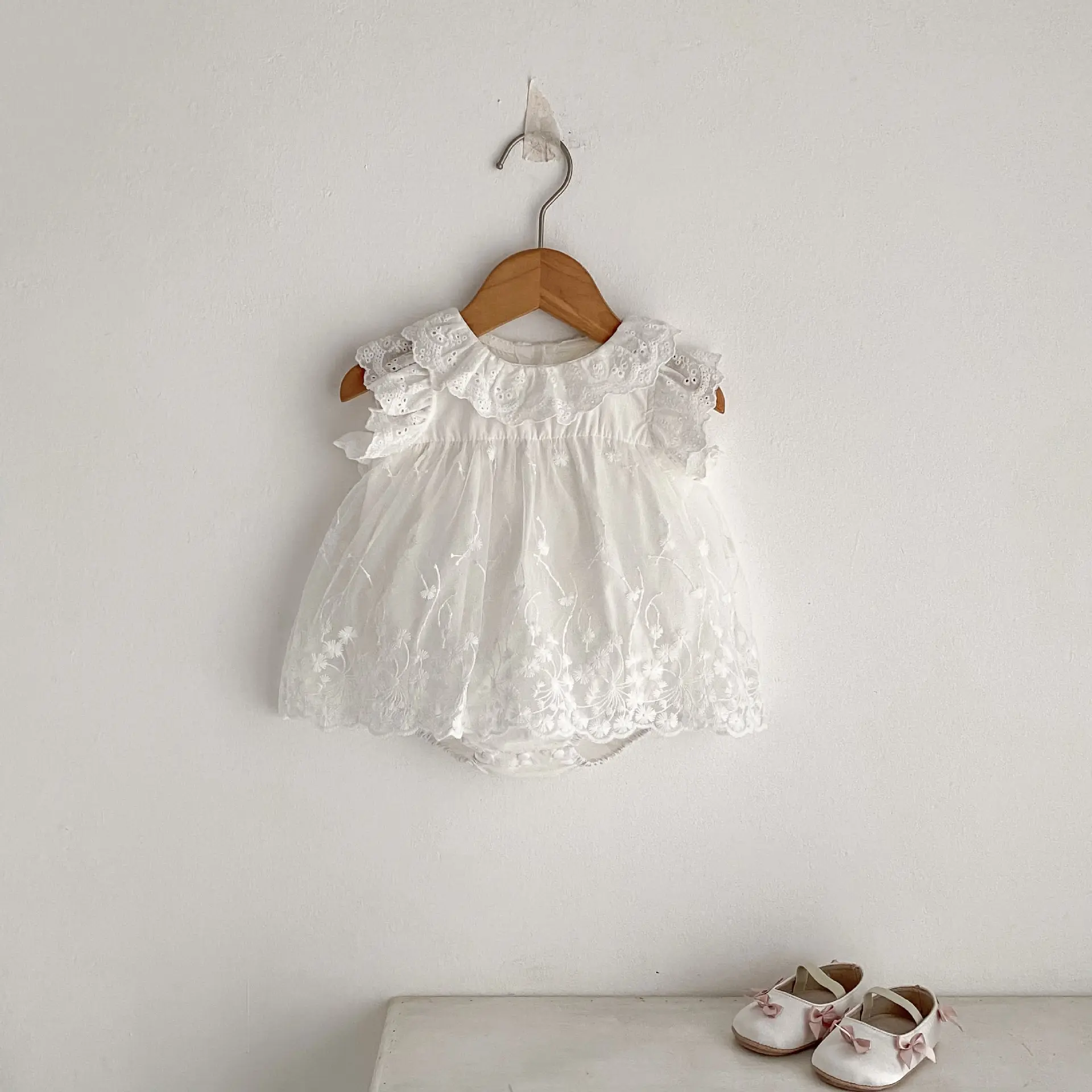 Summer new 0-3 year old baby clothing, lace and lace round neck jumpsuit, flying sleeve triangle jumpsuit
