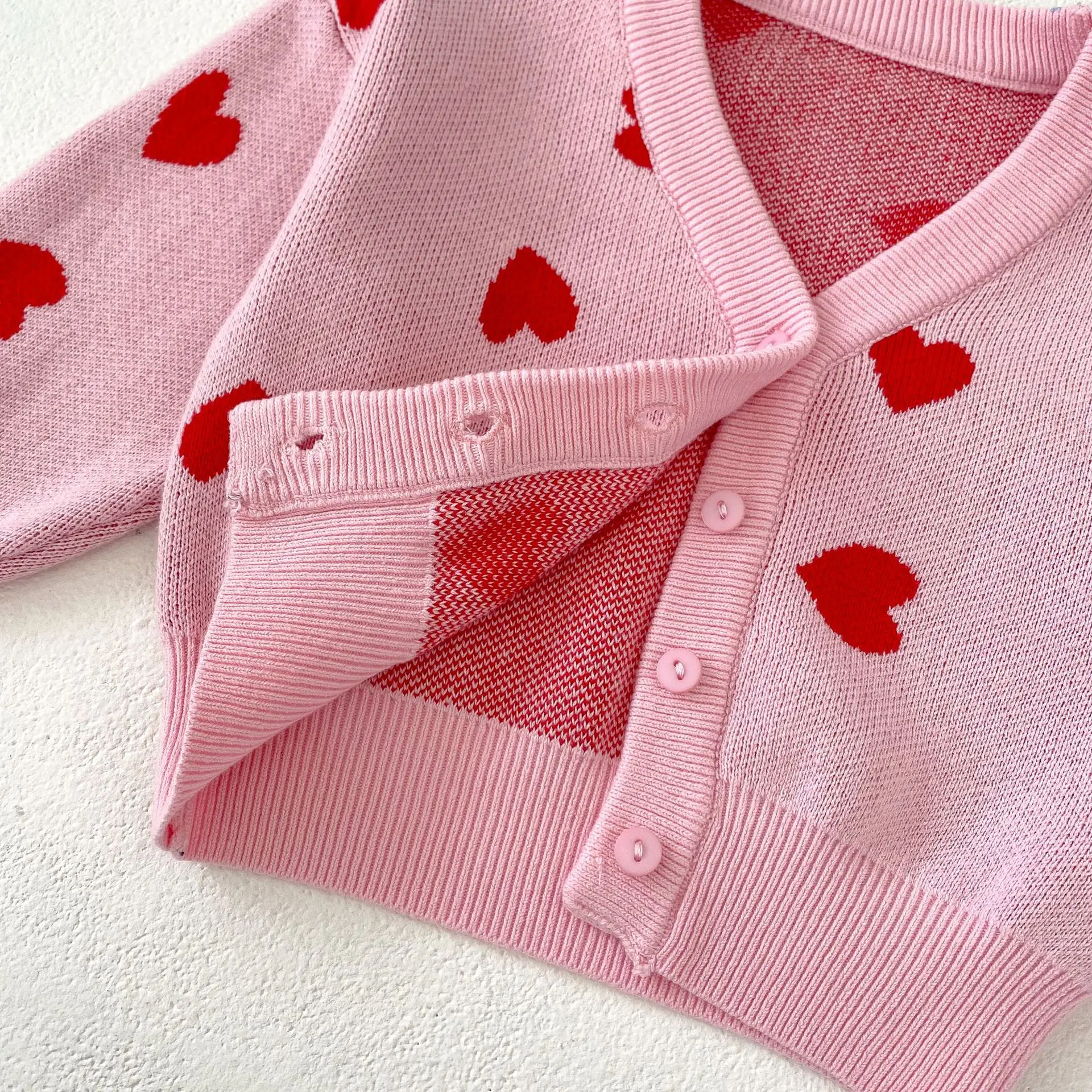 New baby clothes for spring and autumn, 0-3 years old baby girl, pink heart-shaped big V-neck knitted jacket
