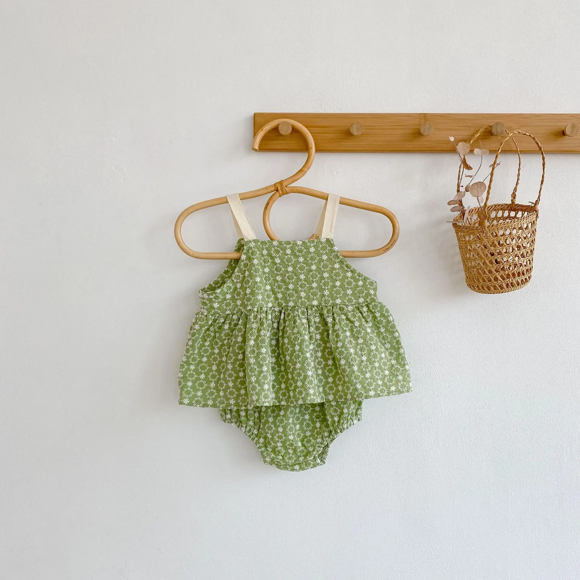 Summer new baby clothing, 0-3 year old  baby   girl  chrysanthemum jacquard suspender top+bread pants two-piece set