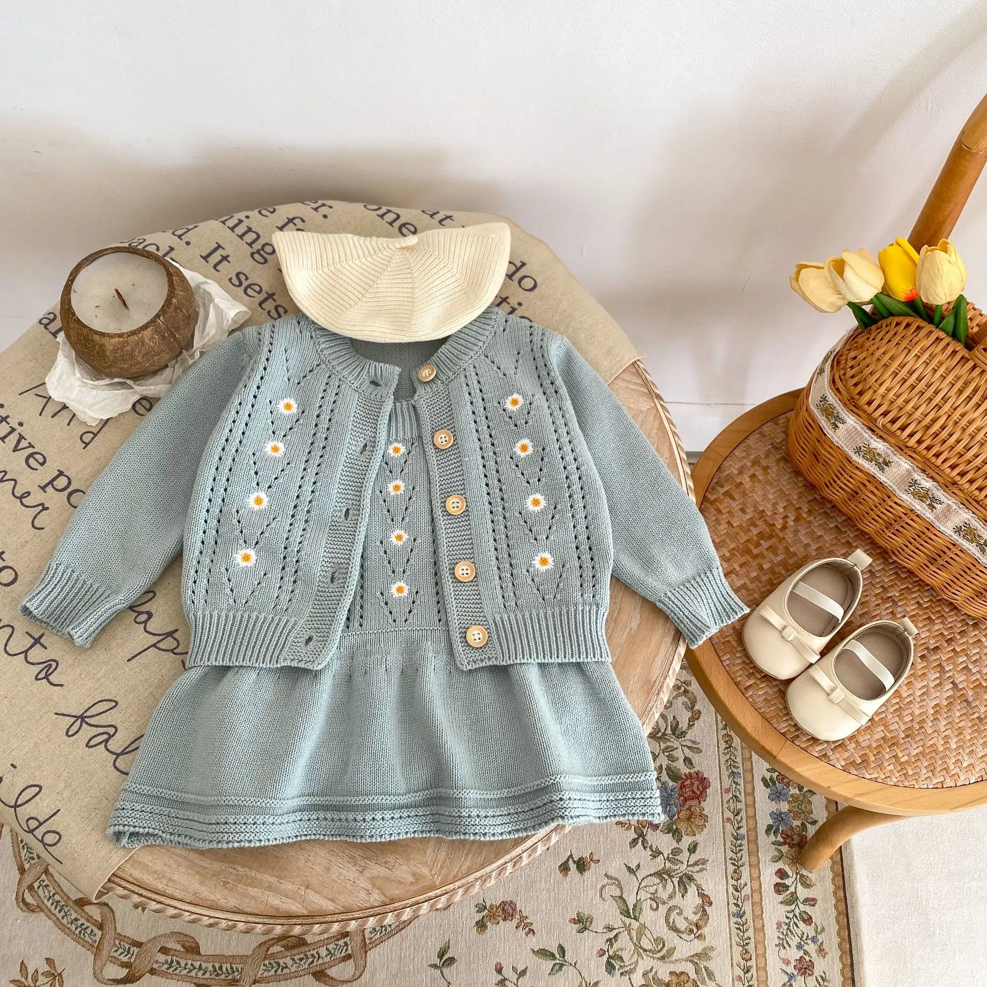 Autumn new 0-3 year old baby clothing, fashionable baby girl daisy embroidered hollow knit round neck long sleeved cardigan