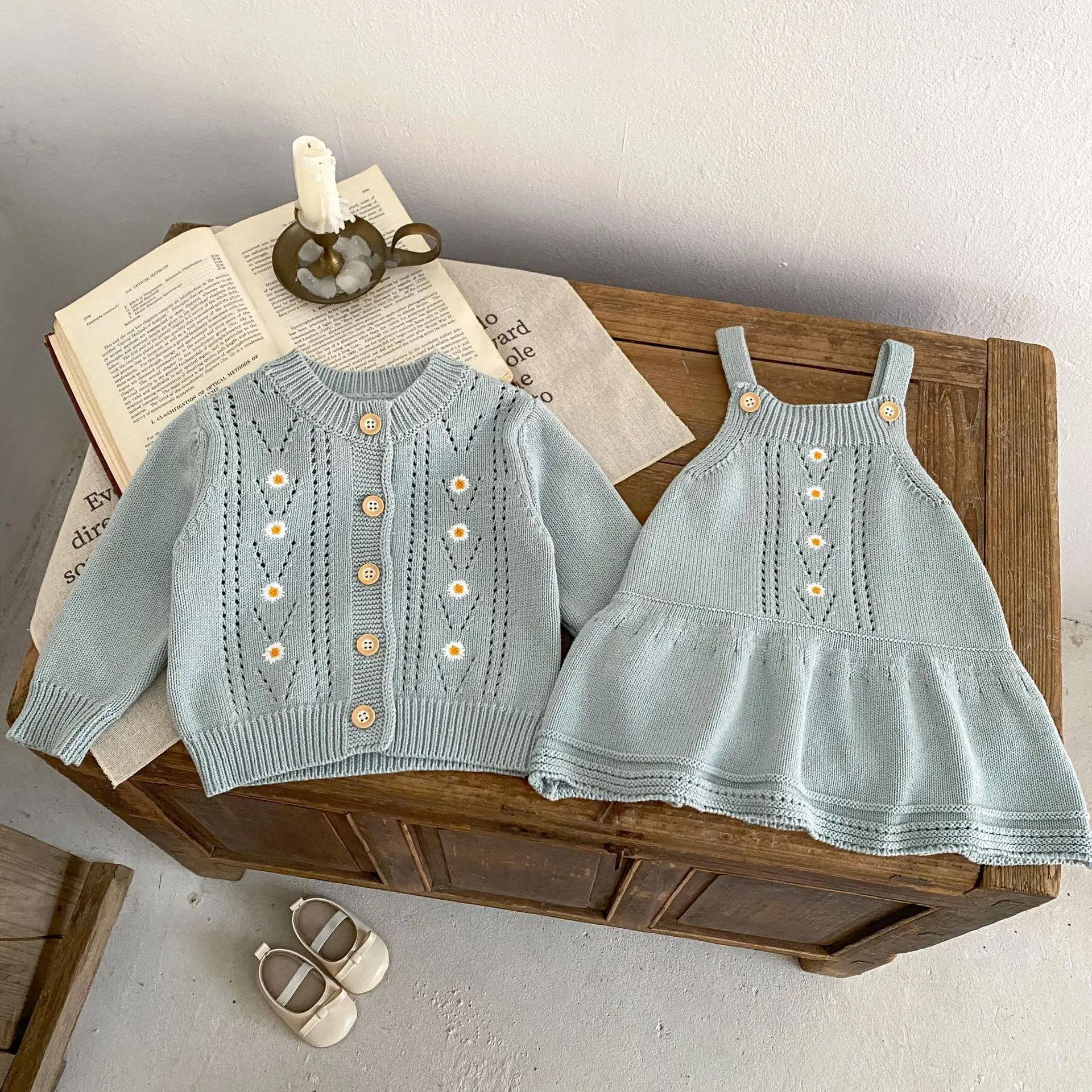 Autumn new 0-3 year old baby clothing, fashionable baby girl daisy embroidered hollow knit round neck long sleeved cardigan