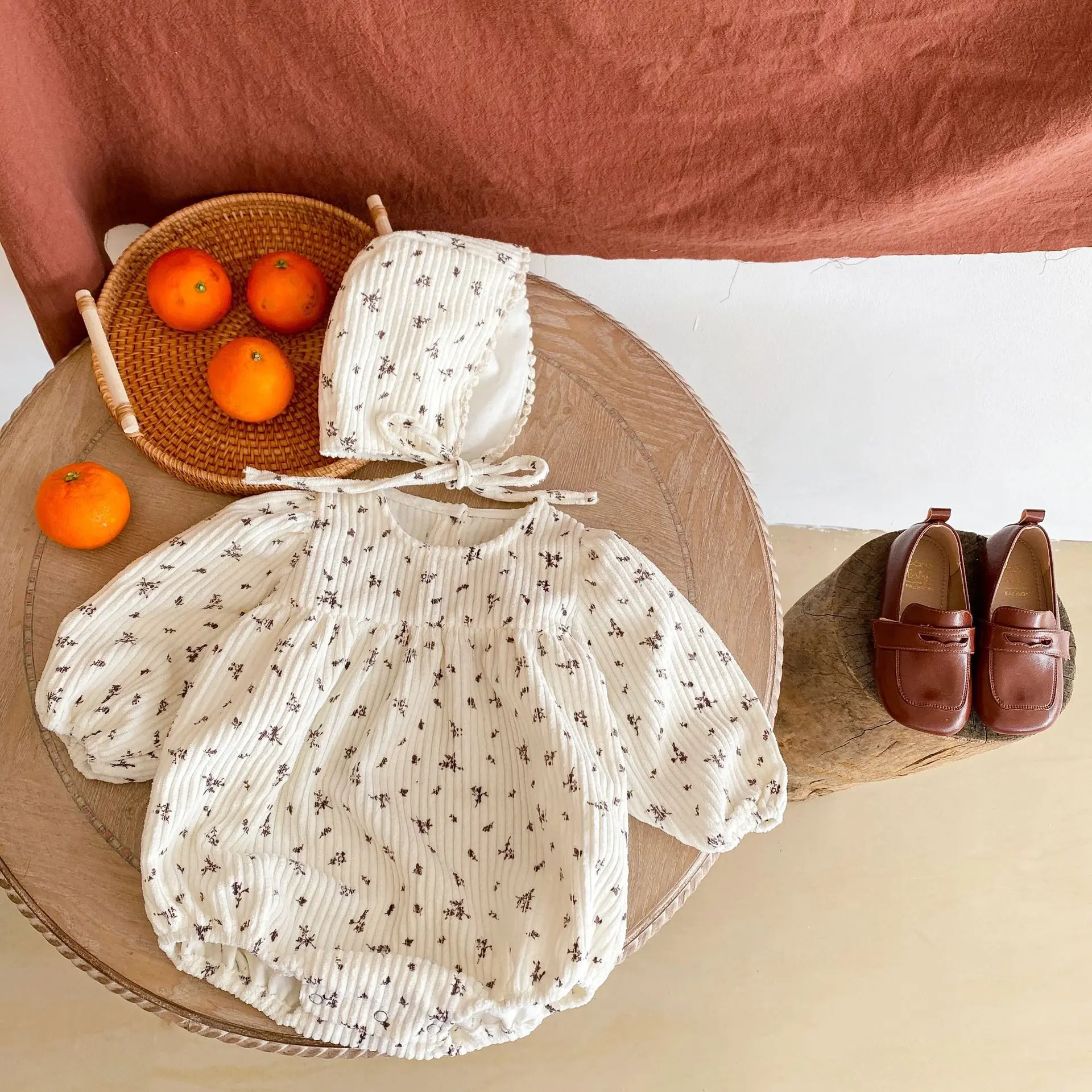 Autumn new 0-3 year old baby clothing, fashionable baby girl corduroy bubble long sleeved jumpsuit+hat