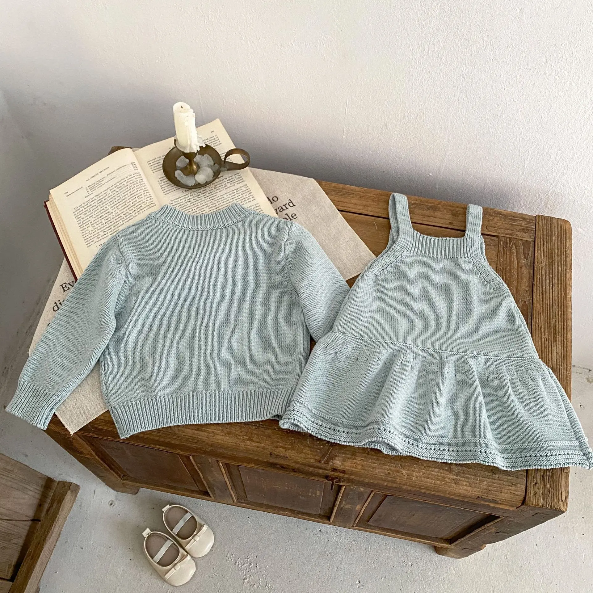 Autumn new 0-3 year old baby clothing, fashionable baby girl daisy embroidered hollow knit round neck long sleeved cardigan