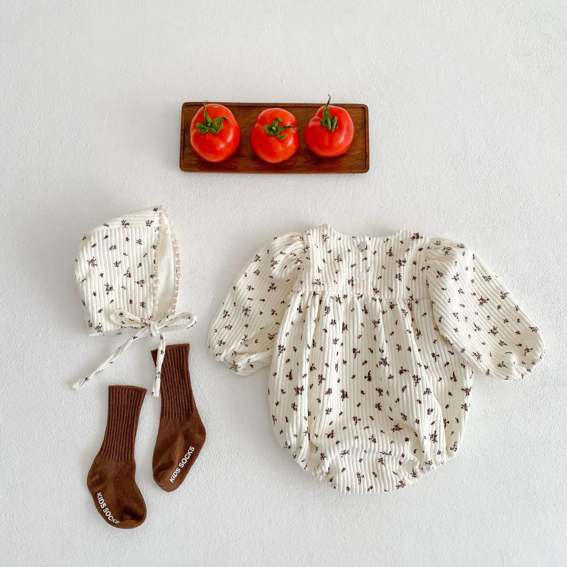 Autumn new 0-3 year old baby clothing, fashionable baby girl corduroy bubble long sleeved jumpsuit+hat