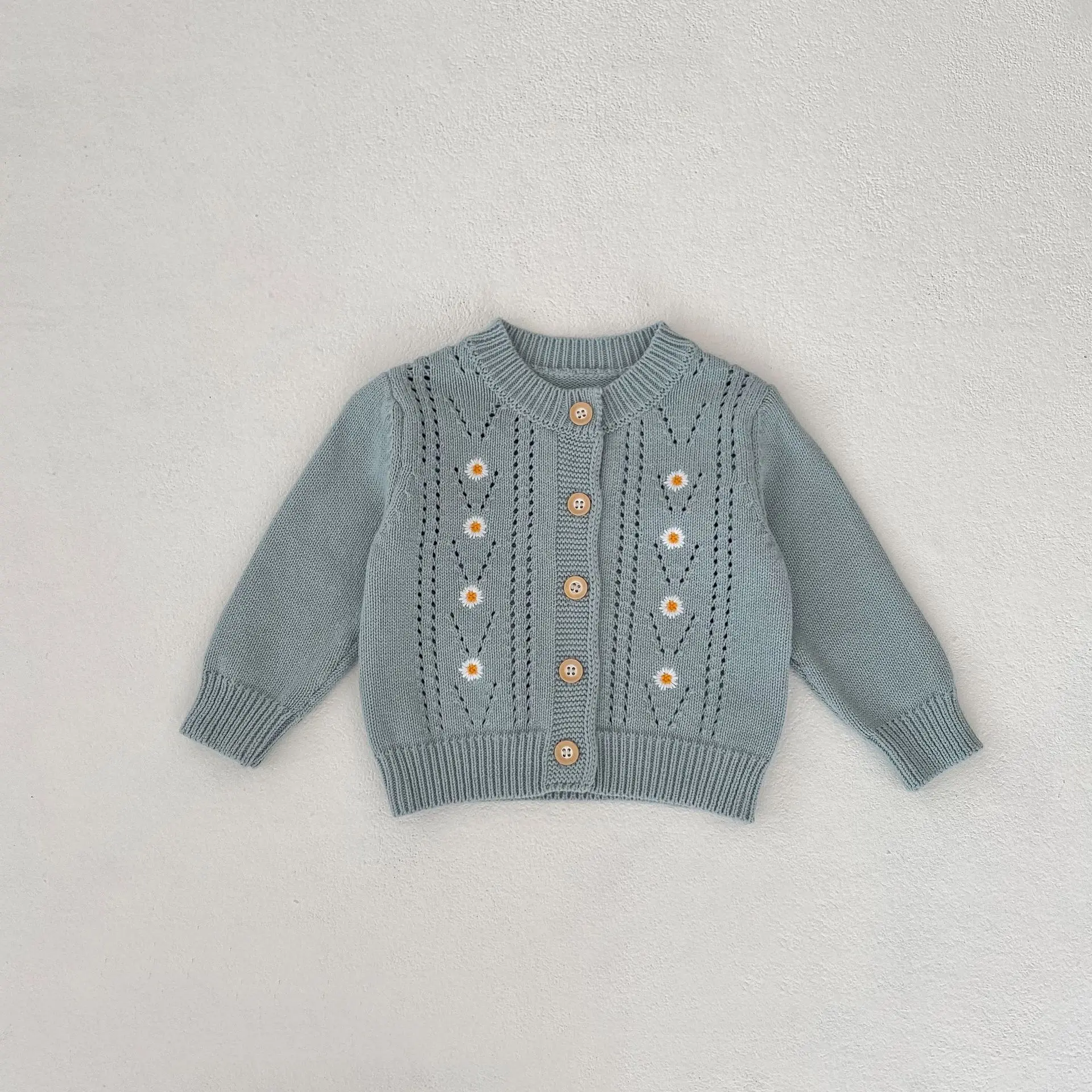 Autumn new 0-3 year old baby clothing, fashionable baby girl daisy embroidered hollow knit round neck long sleeved cardigan