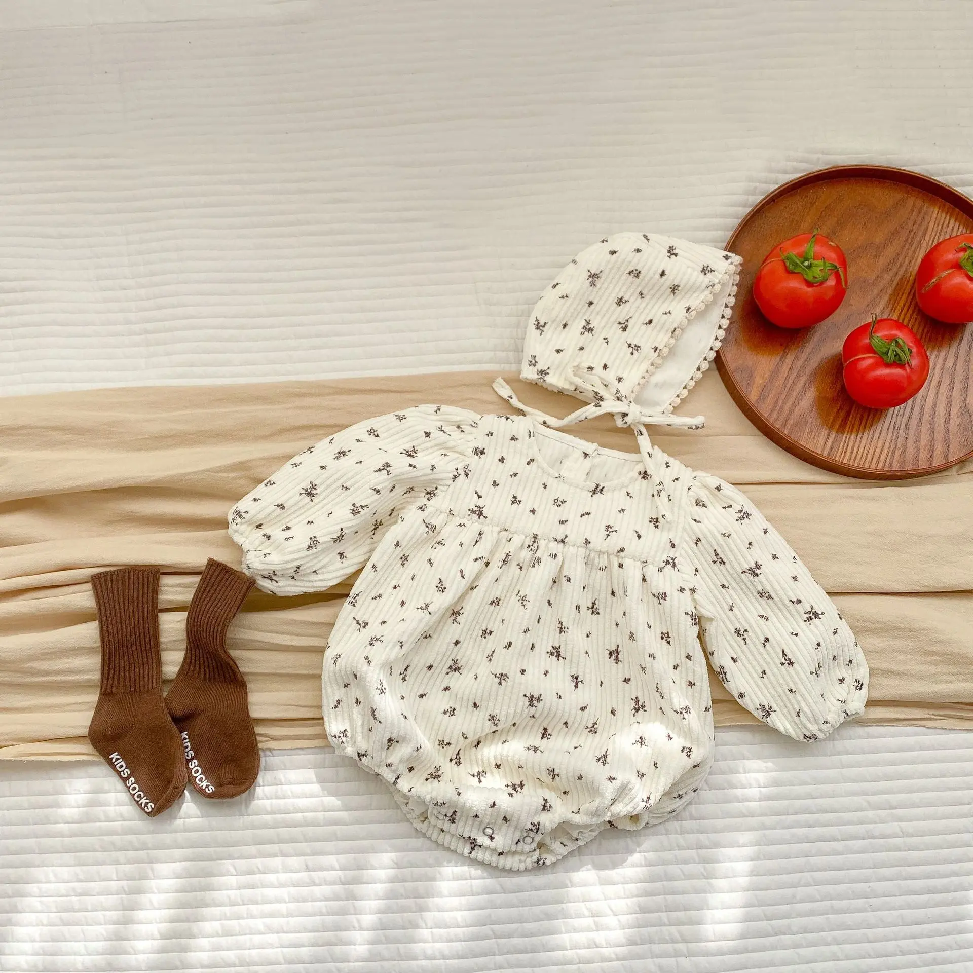 Autumn new 0-3 year old baby clothing, fashionable baby girl corduroy bubble long sleeved jumpsuit+hat