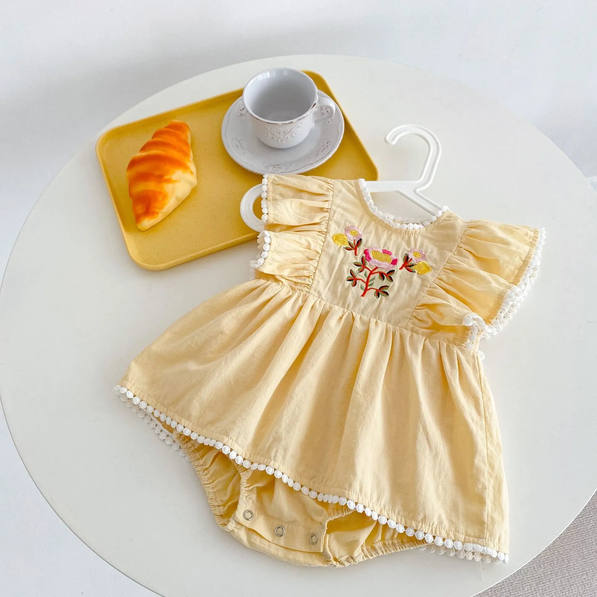 Summer new 0-3 year old baby clothing, exquisite flower embroidery flying sleeve jumpsuit skirt, cute baby girl jumpsuit