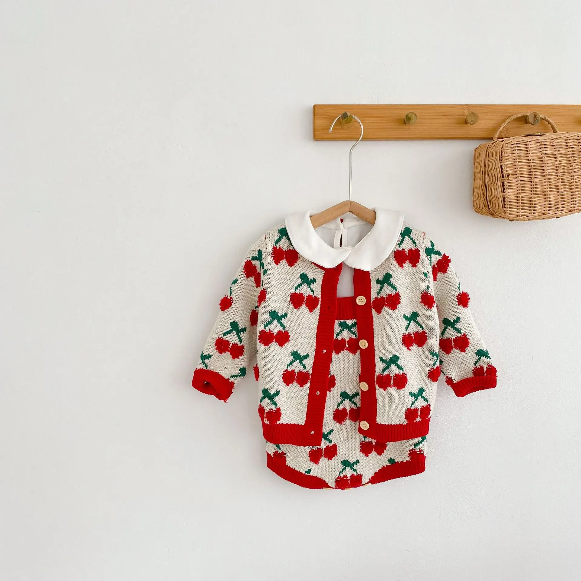 New autumn baby clothing for 0-3 years old, fashionable baby girl knitted cherry embroidered long sleeved cardigan