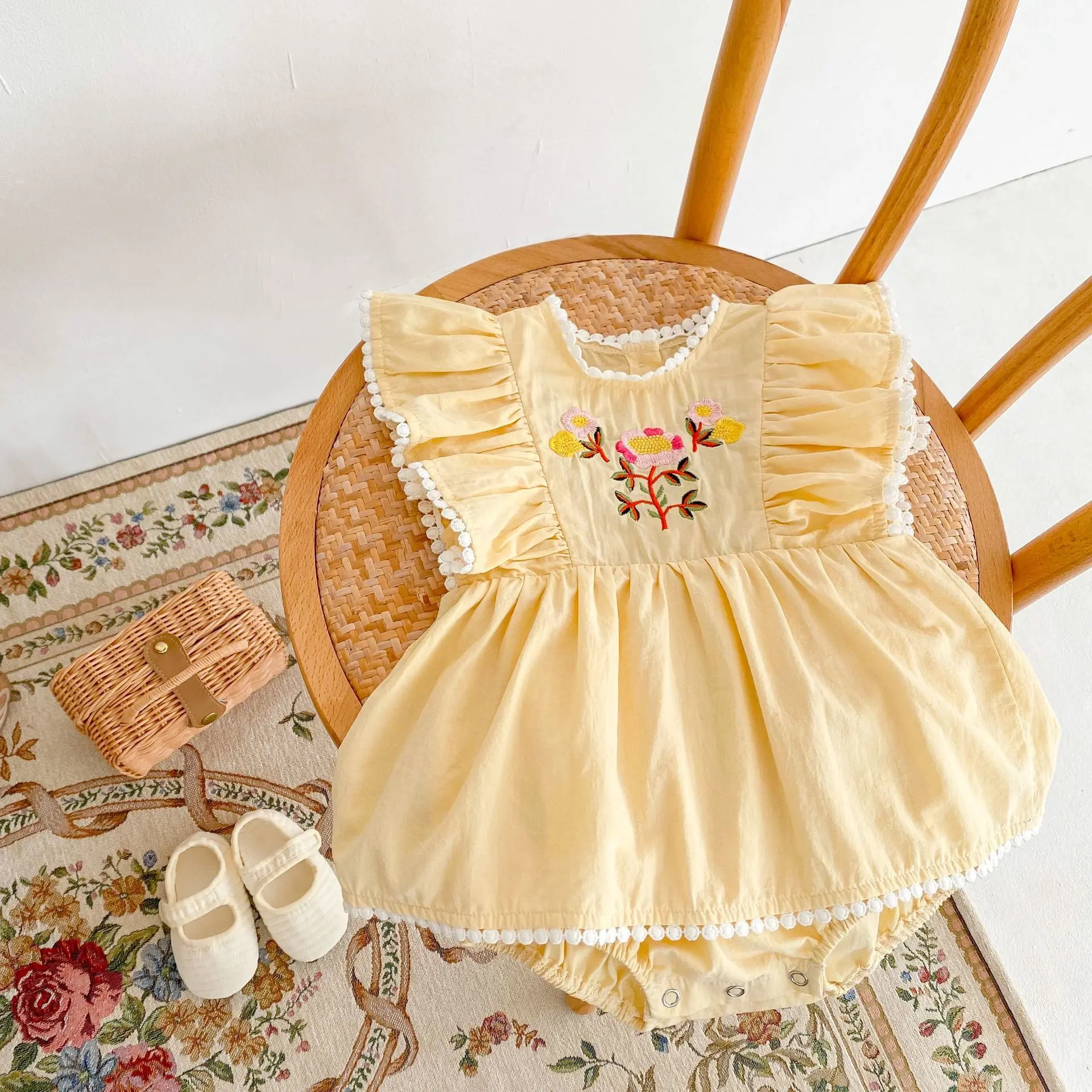 Summer new 0-3 year old baby clothing, exquisite flower embroidery flying sleeve jumpsuit skirt, cute baby girl jumpsuit