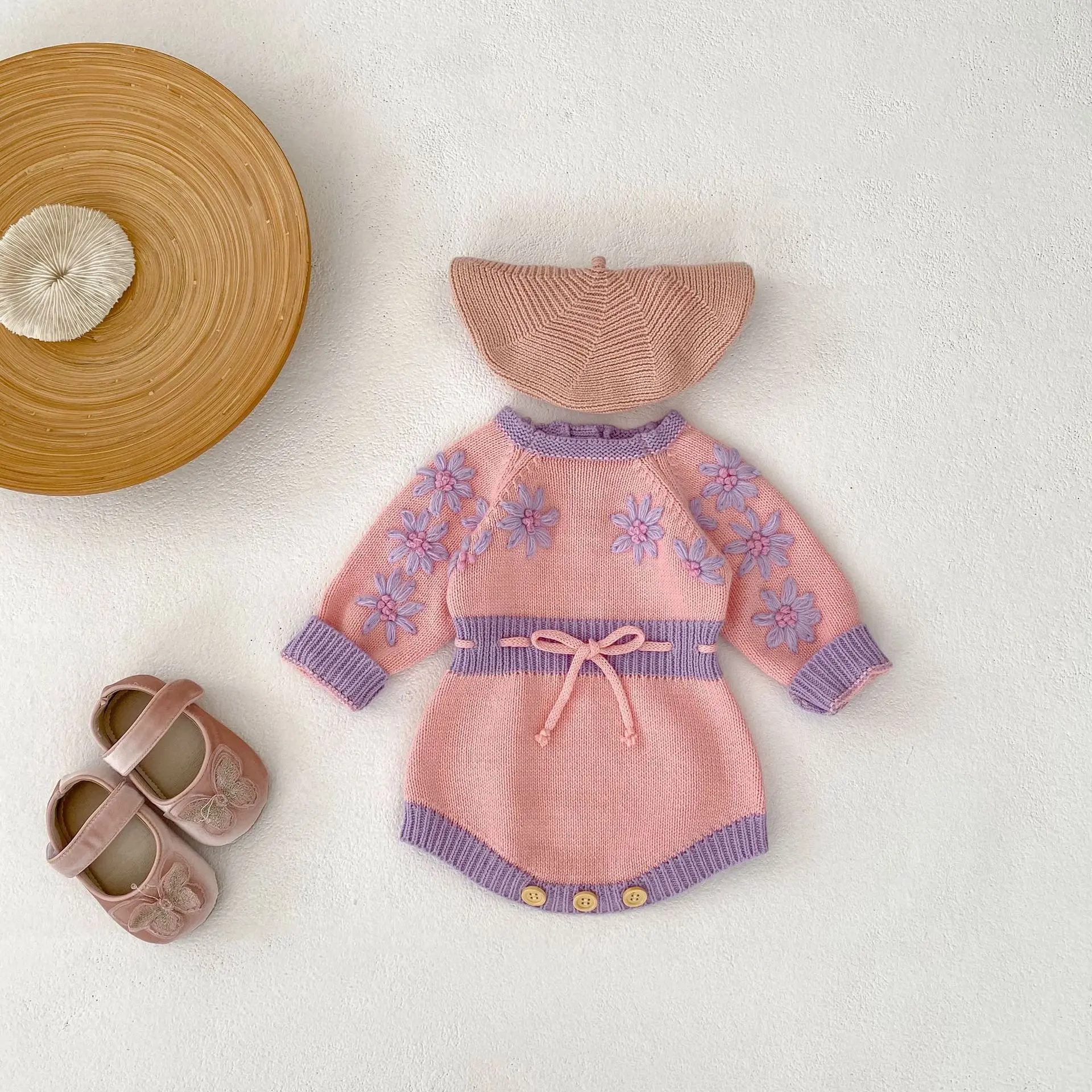 New autumn clothing for babies aged 0-2, cute baby girl handmade embroidered round neck long sleeved jumpsuit