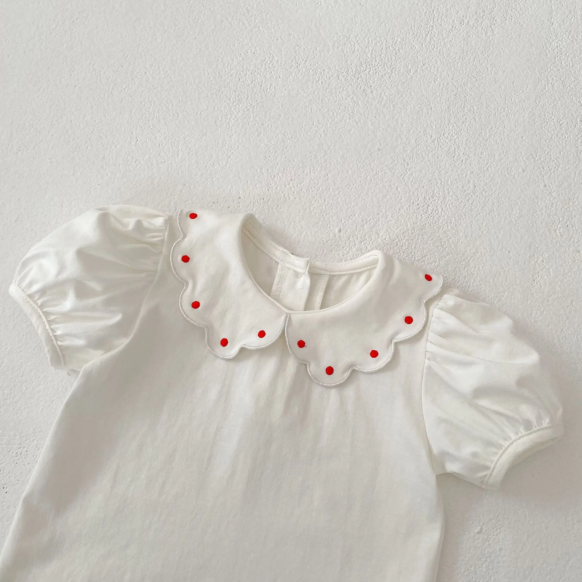 Summer new 0-3 year old baby clothing, short sleeved top for baby girls, cute doll collar simple white T-shirt