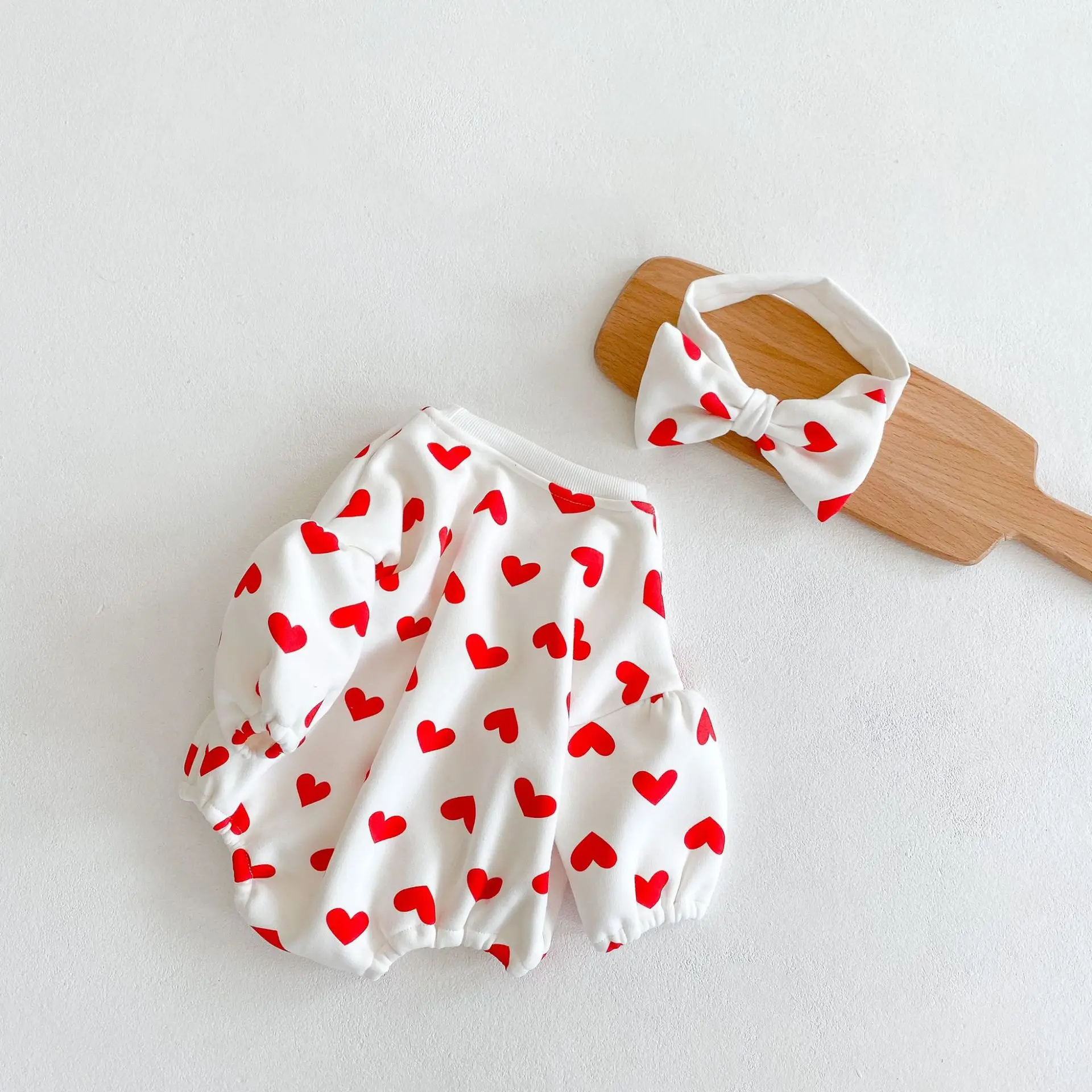 New spring and autumn baby clothing for 0-3 years old, fashionable baby girl cute heart printed long sleeved jumpsuit