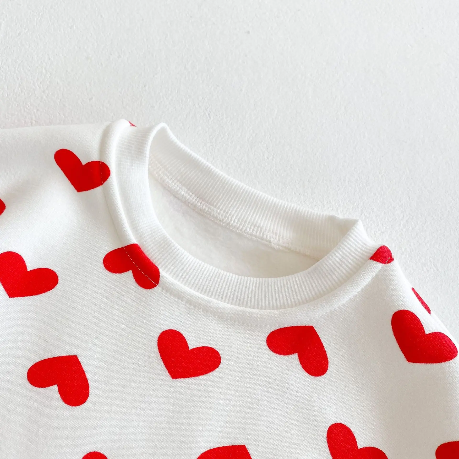 New spring and autumn baby clothing for 0-3 years old, fashionable baby girl cute heart printed long sleeved jumpsuit