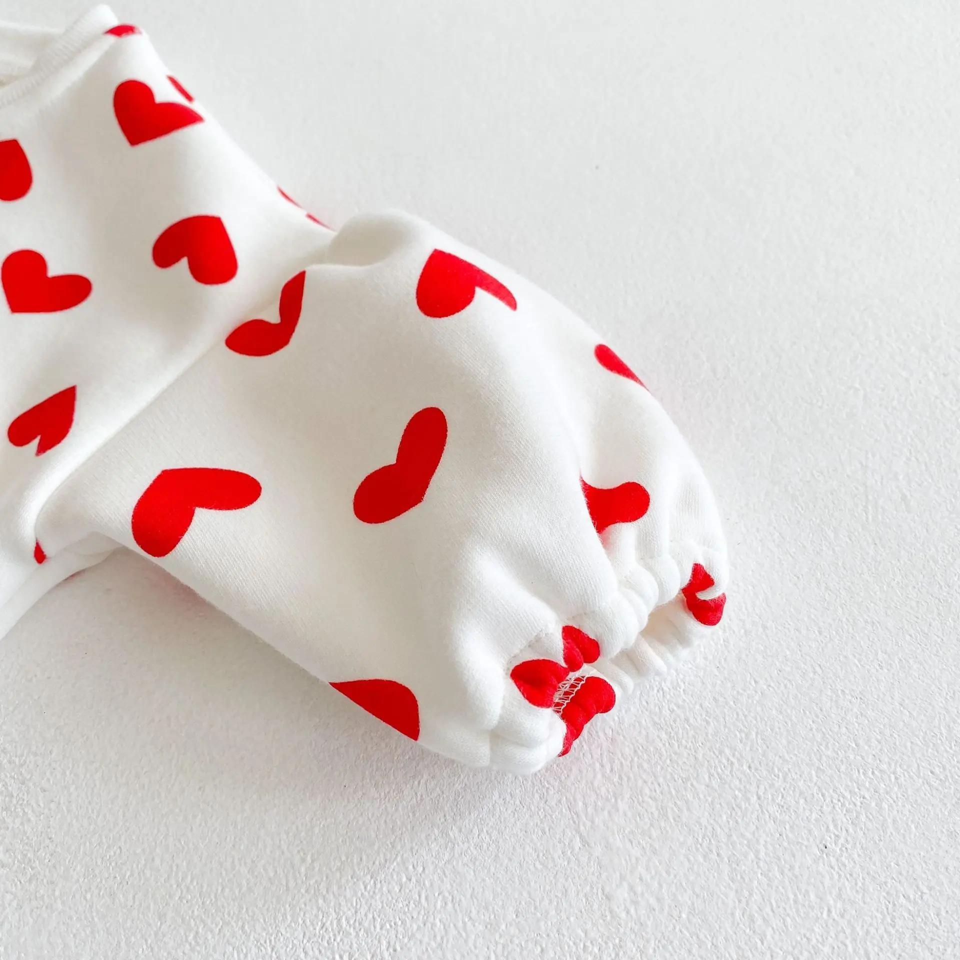 New spring and autumn baby clothing for 0-3 years old, fashionable baby girl cute heart printed long sleeved jumpsuit
