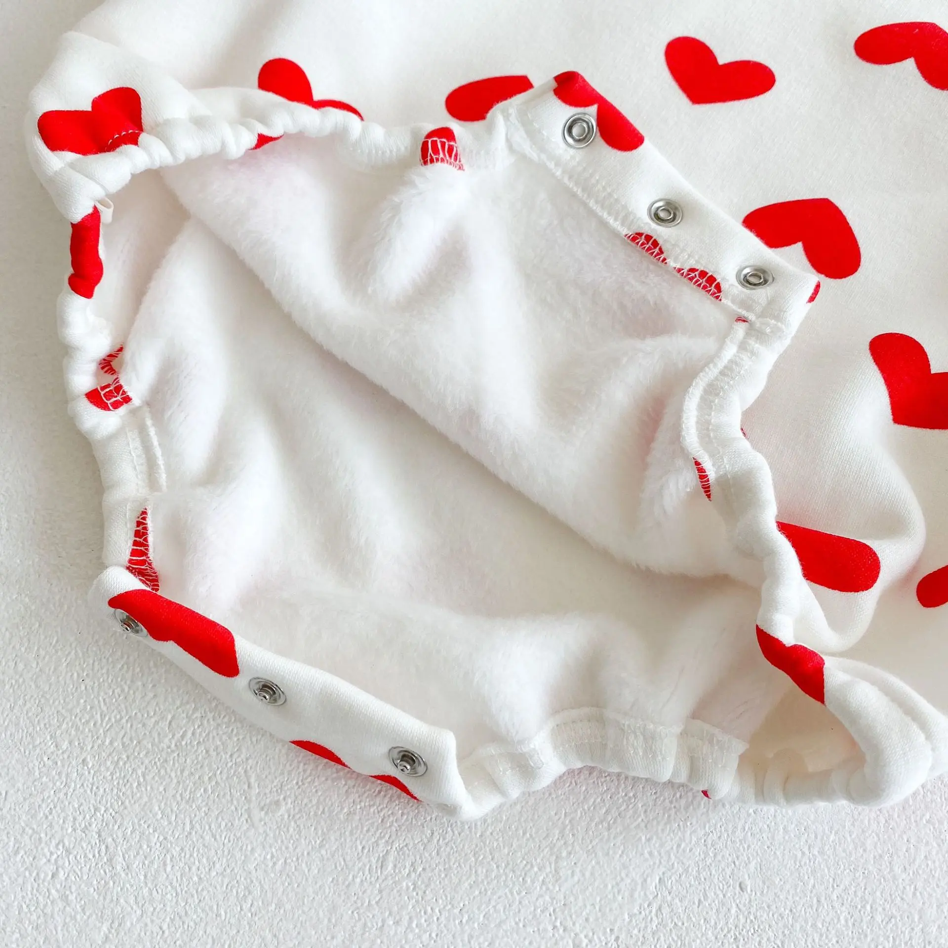 New spring and autumn baby clothing for 0-3 years old, fashionable baby girl cute heart printed long sleeved jumpsuit