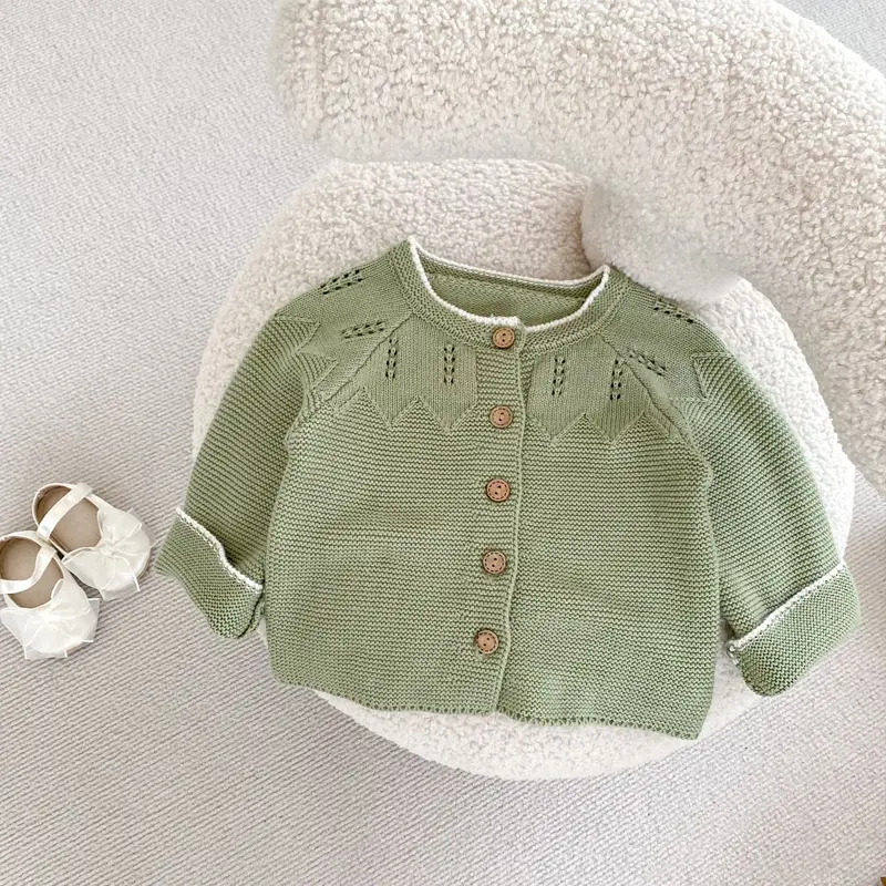 New autumn baby clothing, 0-3 year old female baby, contrasting white edge knitted sweater, leaf hollowed out jacket
