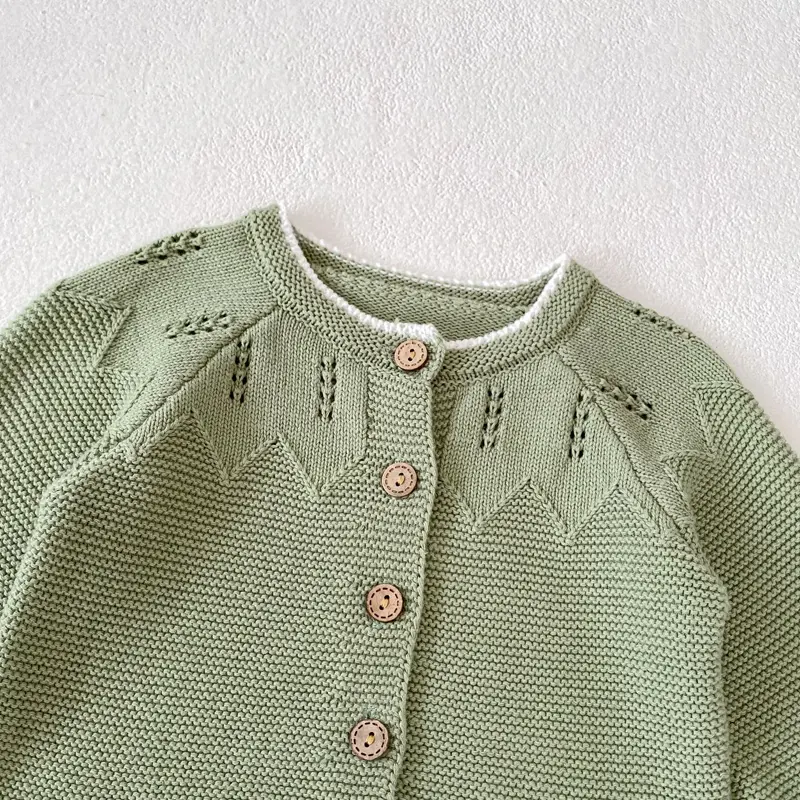 New autumn baby clothing, 0-3 year old female baby, contrasting white edge knitted sweater, leaf hollowed out jacket
