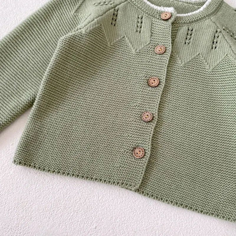 New autumn baby clothing, 0-3 year old female baby, contrasting white edge knitted sweater, leaf hollowed out jacket