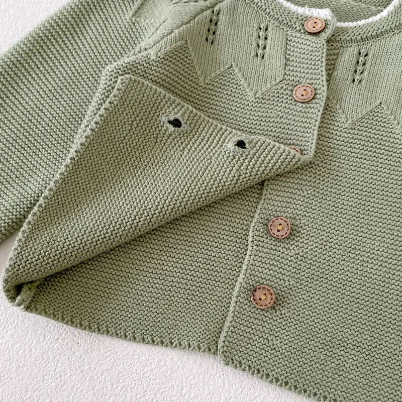 New autumn baby clothing, 0-3 year old female baby, contrasting white edge knitted sweater, leaf hollowed out jacket
