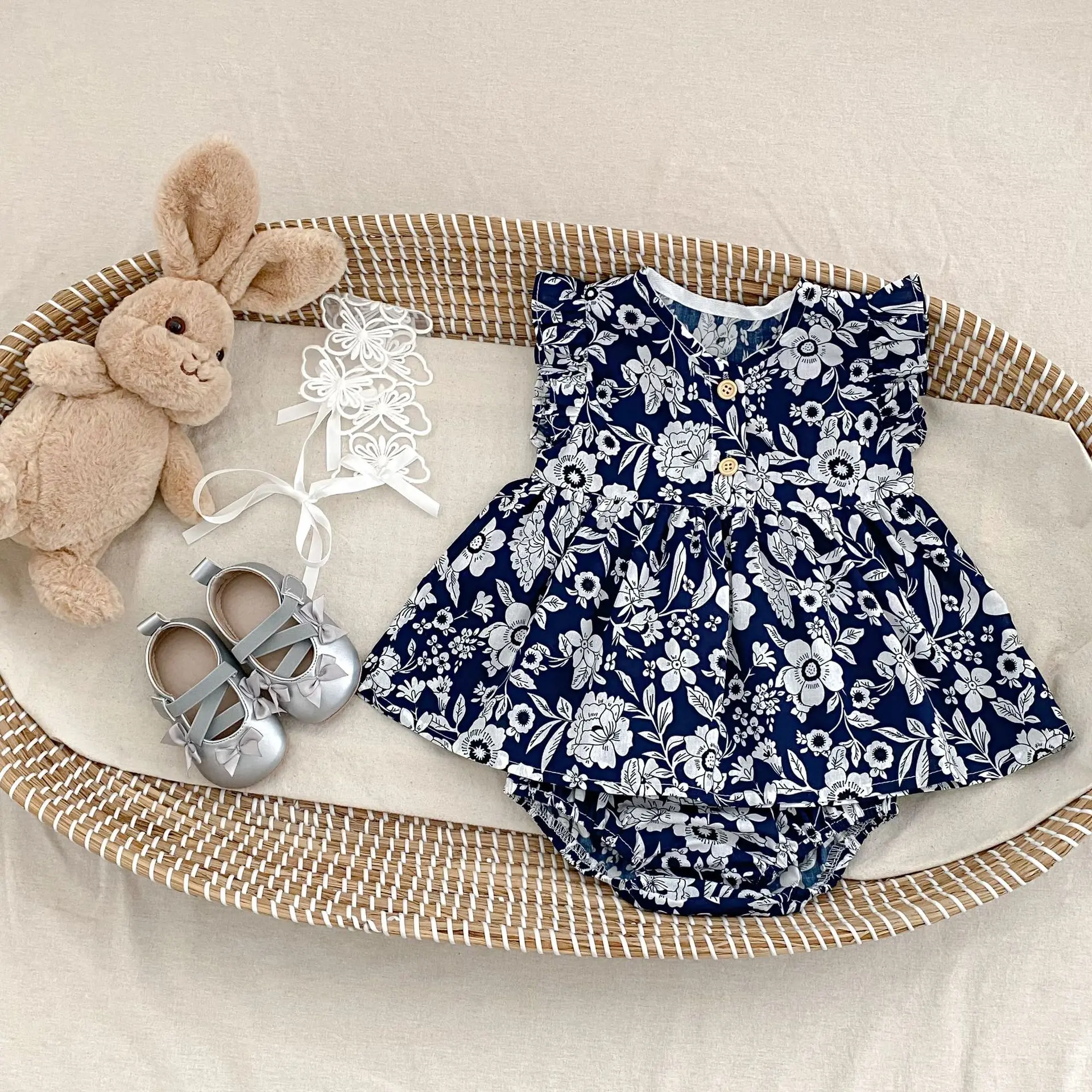 Summer new baby clothes for 0-3 years old, baby girl suit, flower printed flying sleeve top + triangular short pants