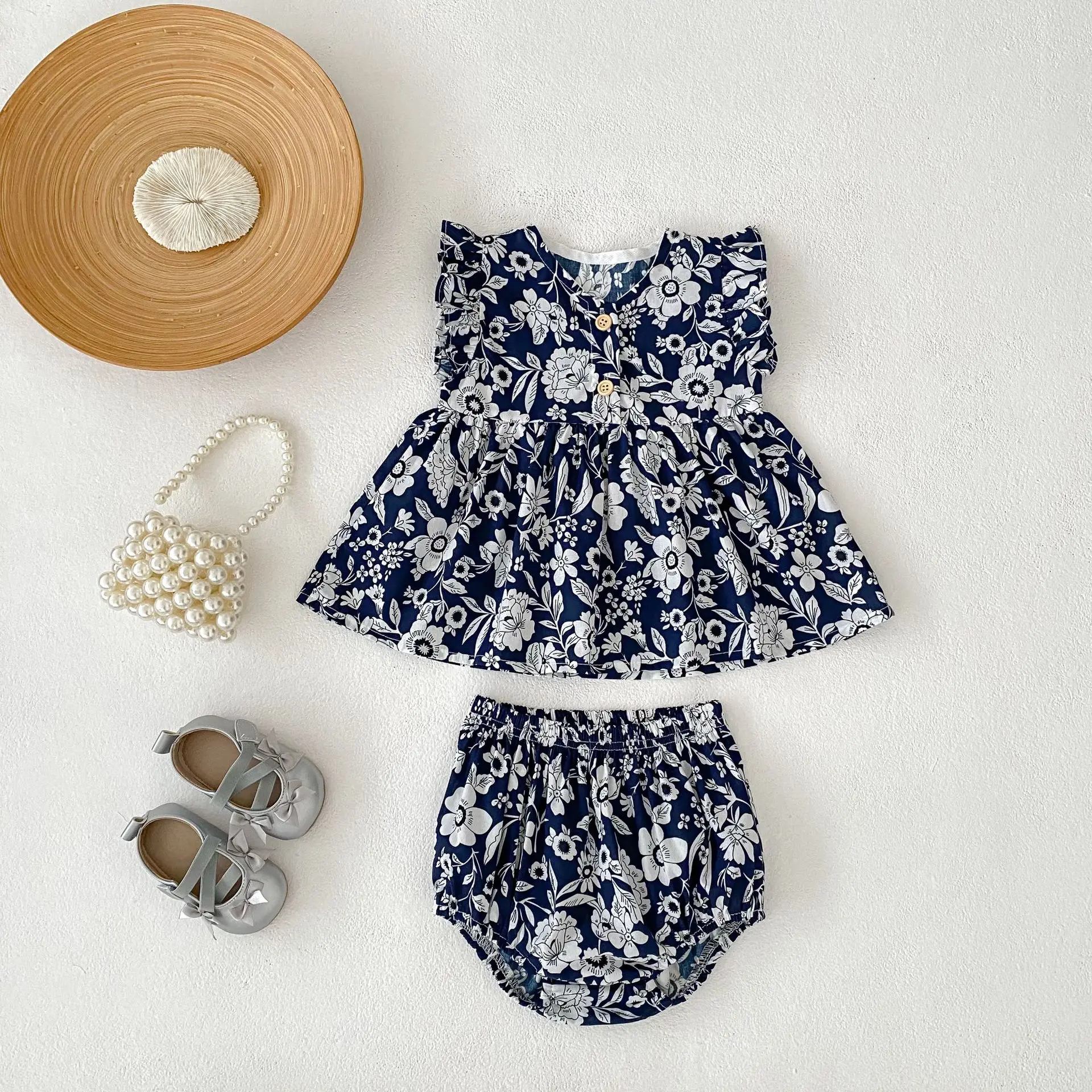 Summer new baby clothes for 0-3 years old, baby girl suit, flower printed flying sleeve top + triangular short pants