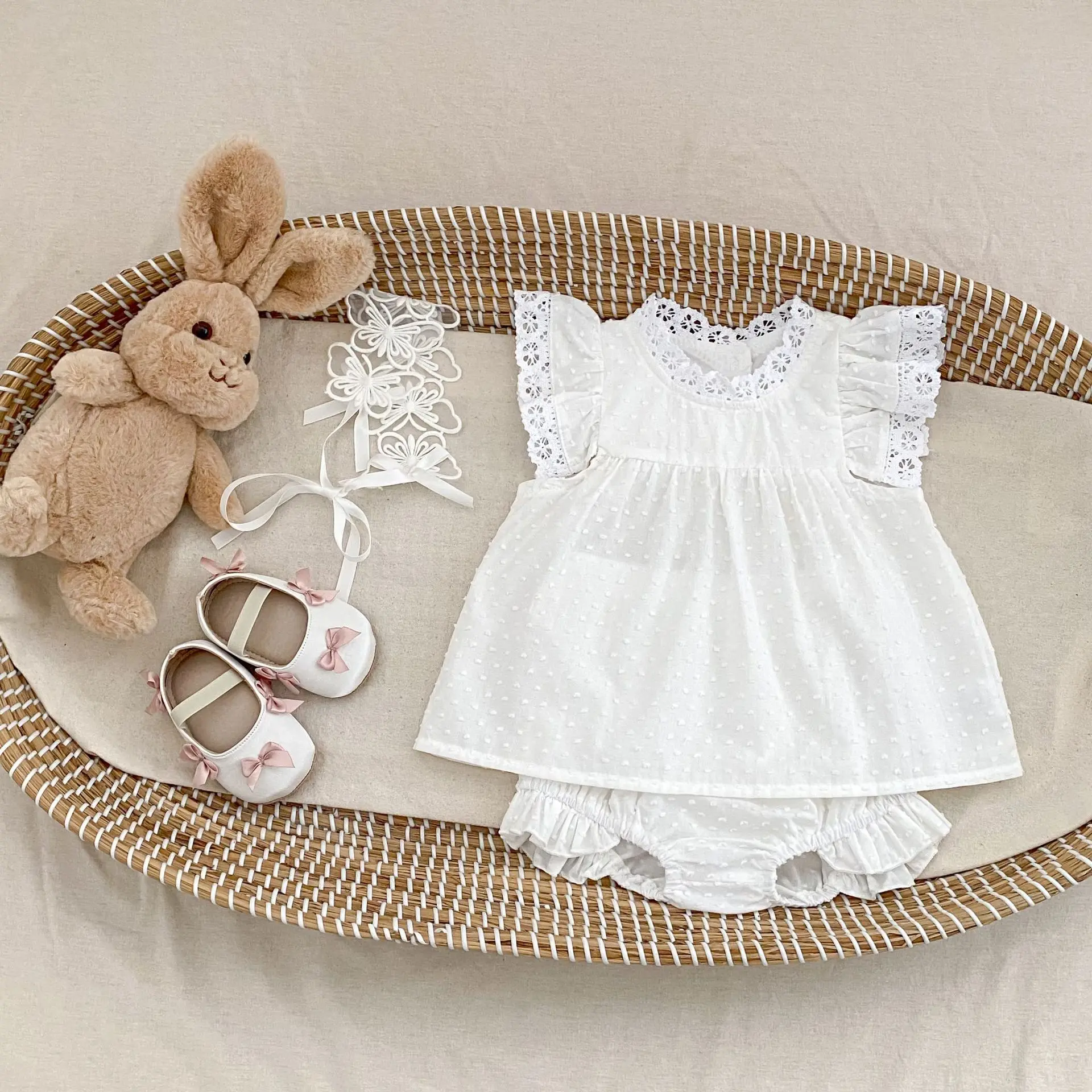 New summer baby clothes for 0-3 years old, fresh and sweet baby girl with flying sleeves and lace top + cute ruffled shorts