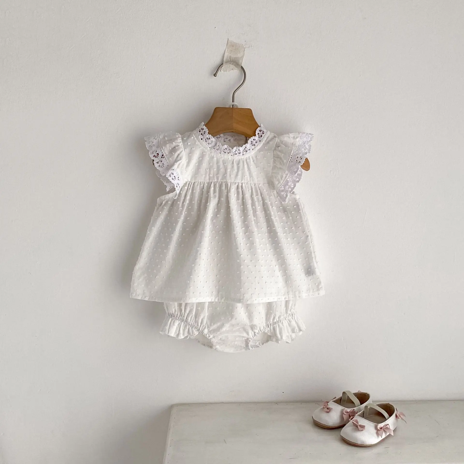 New summer baby clothes for 0-3 years old, fresh and sweet baby girl with flying sleeves and lace top + cute ruffled shorts