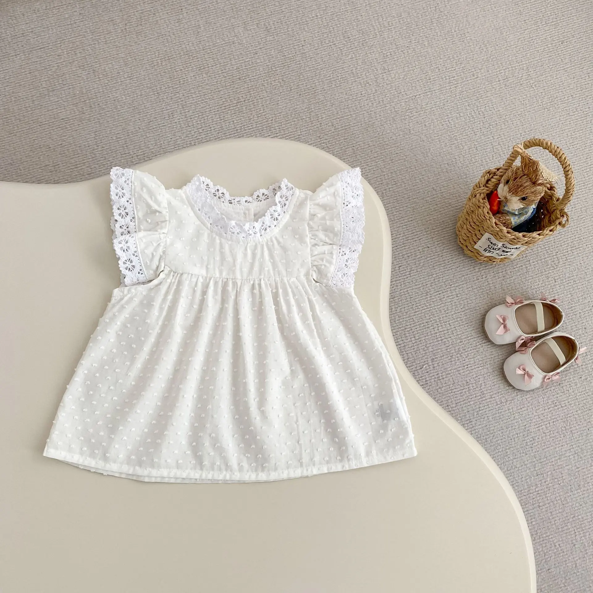 New summer baby clothes for 0-3 years old, fresh and sweet baby girl with flying sleeves and lace top + cute ruffled shorts