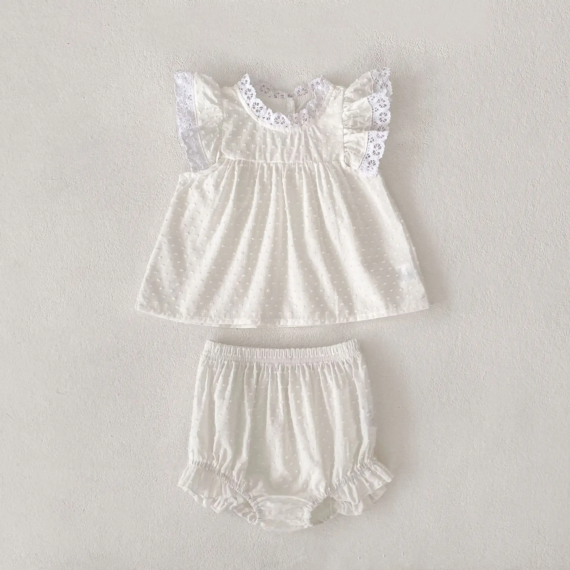 New summer baby clothes for 0-3 years old, fresh and sweet baby girl with flying sleeves and lace top + cute ruffled shorts