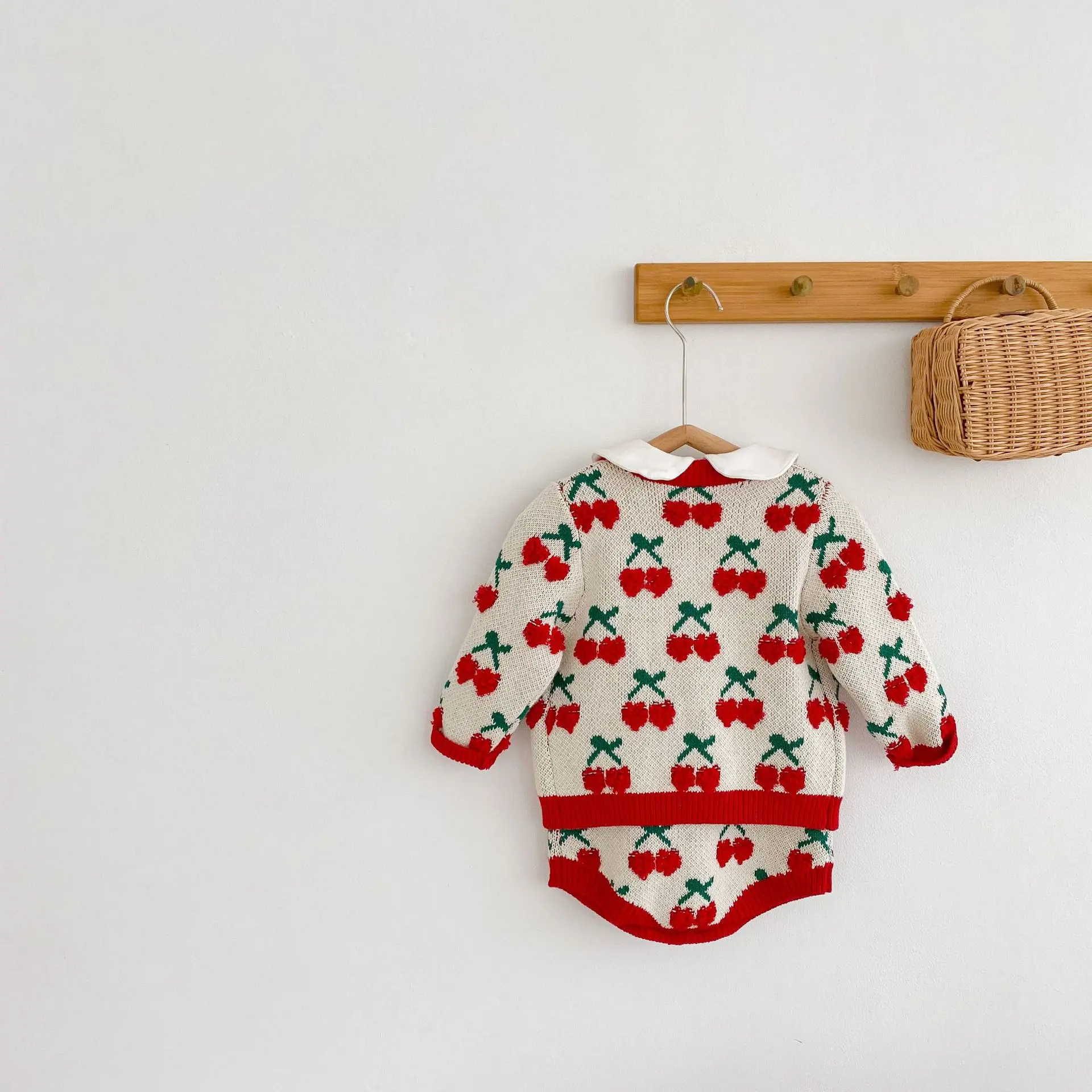 New autumn baby clothing for 0-3 years old, fashionable baby girl knitted cherry embroidered triangle jumpsuit
