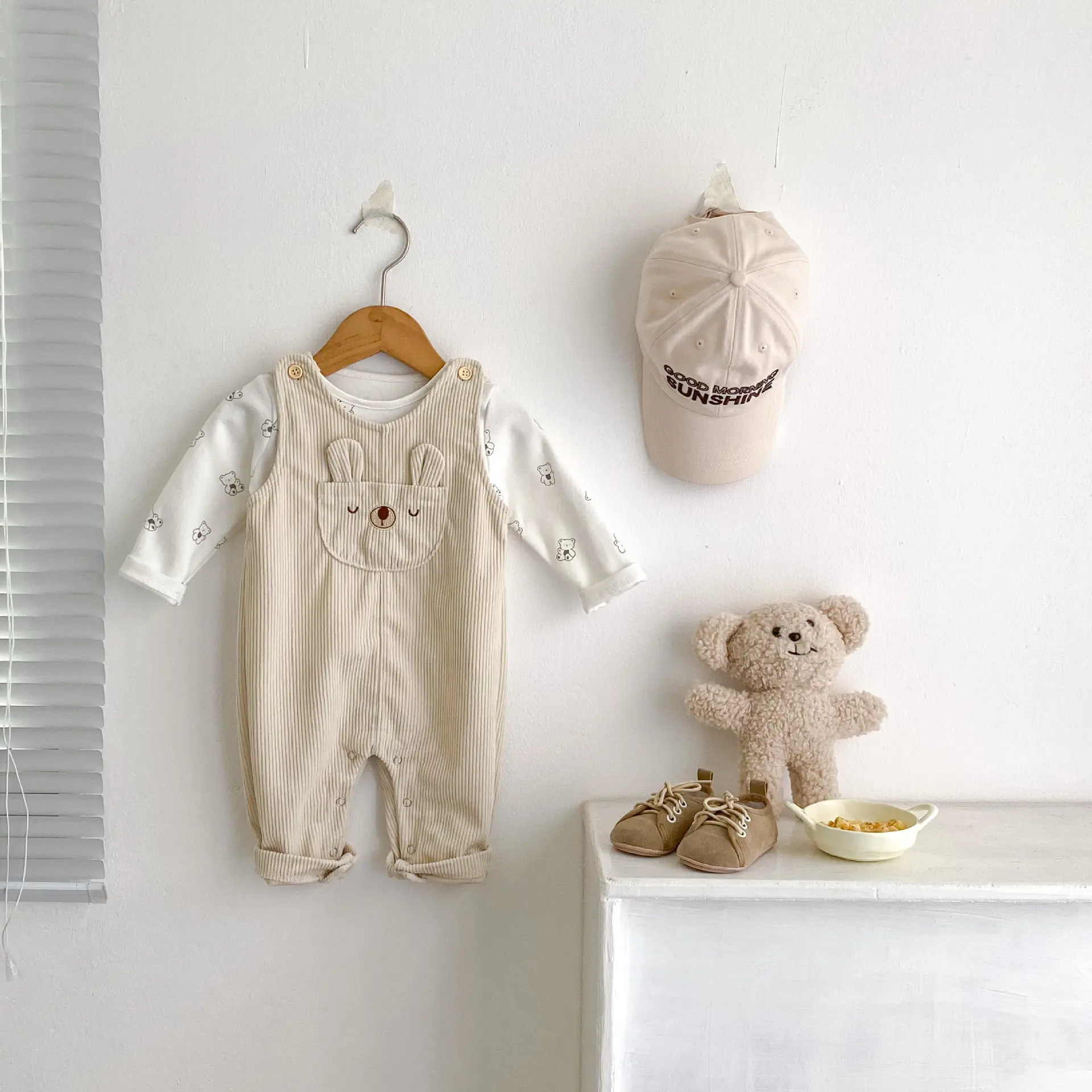Spring and Autumn new 0-3 year old baby clothing, trendy boys and girls baby corduroy jumpsuit pants